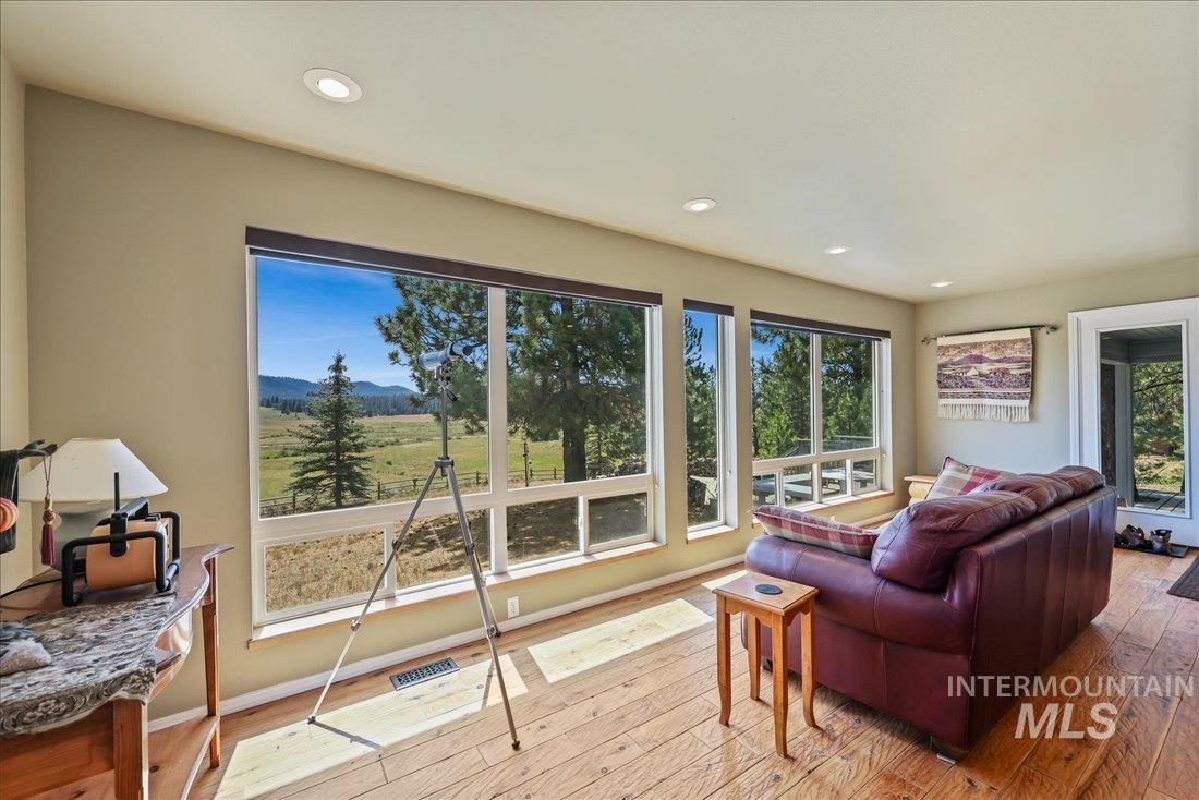 111 Ranch Cir, Cascade, Idaho 83611, 2 Bedrooms, 2 Bathrooms, Residential For Sale, Price $499,000,MLS 98981794