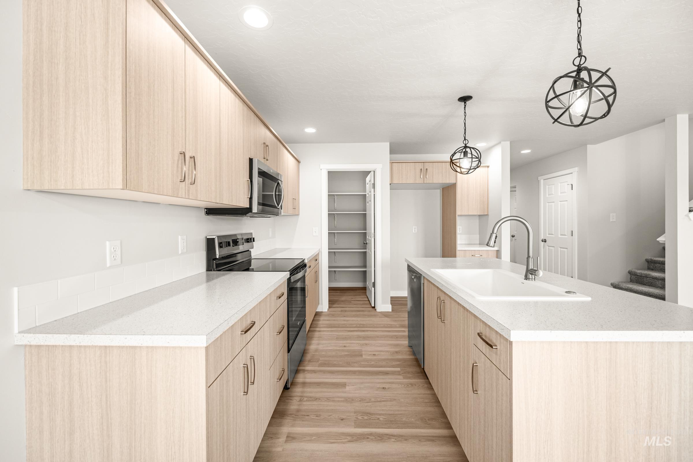 960 Thunderbolt St, Mountain Home, Idaho 83647, 3 Bedrooms, 2.5 Bathrooms, Residential For Sale, Price $399,990, 98981844