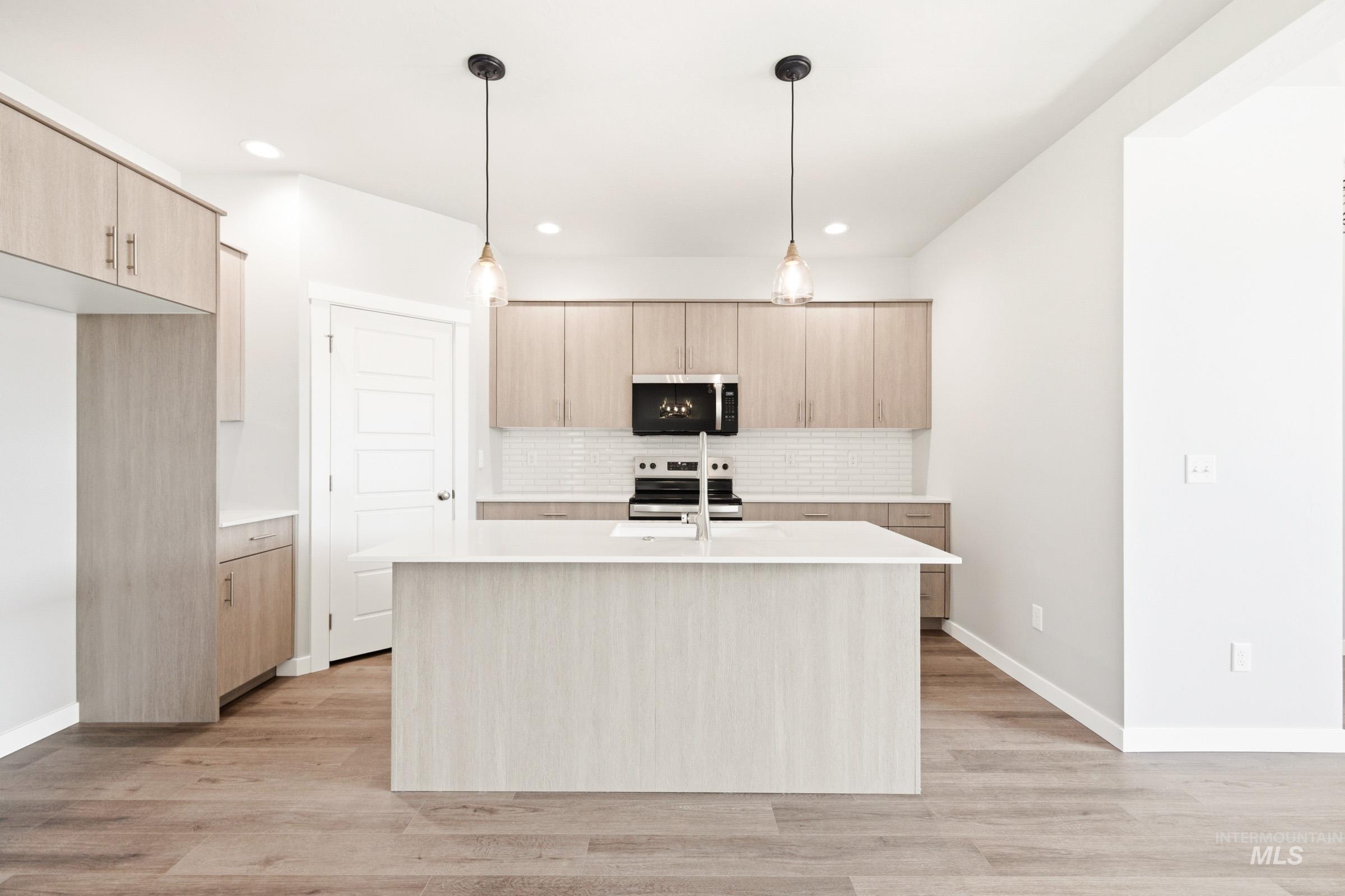 6674 W Redwood Creek Dr, Meridian, Idaho 83646, 3 Bedrooms, 2.5 Bathrooms, Residential For Sale, Price $470,990, 98981849