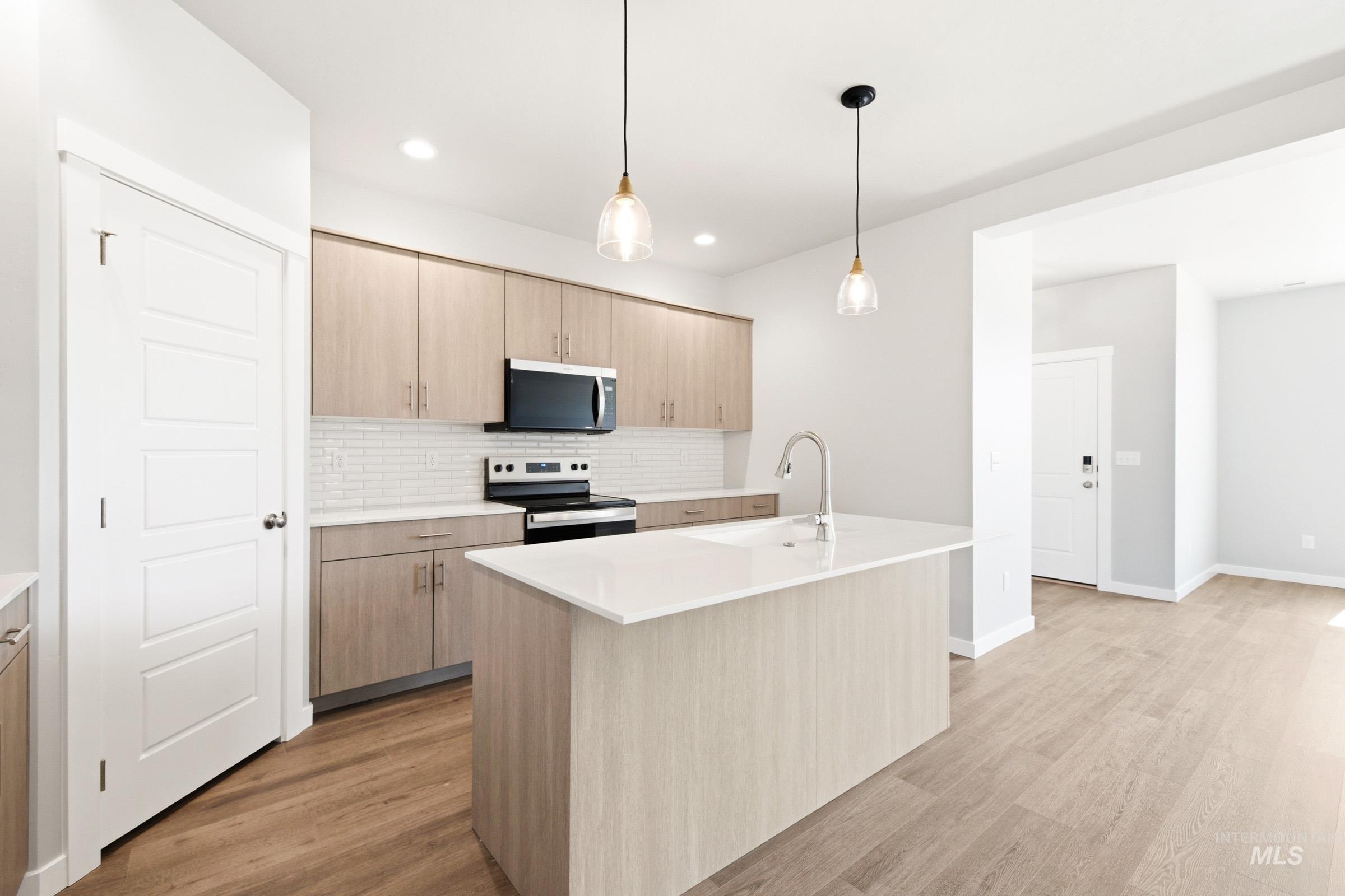 6674 W Redwood Creek Dr, Meridian, Idaho 83646, 3 Bedrooms, 2.5 Bathrooms, Residential For Sale, Price $470,990, 98981849