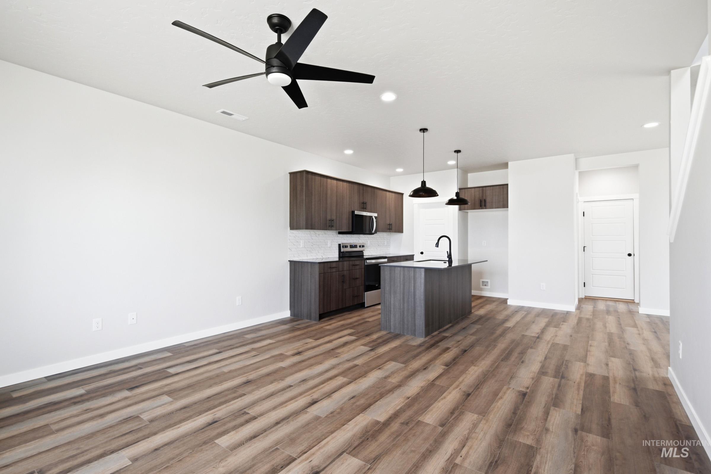 6757 W Fairy Falls Dr, Meridian, Idaho 83646, 3 Bedrooms, 2.5 Bathrooms, Residential For Sale, Price $459,990,MLS 98981851