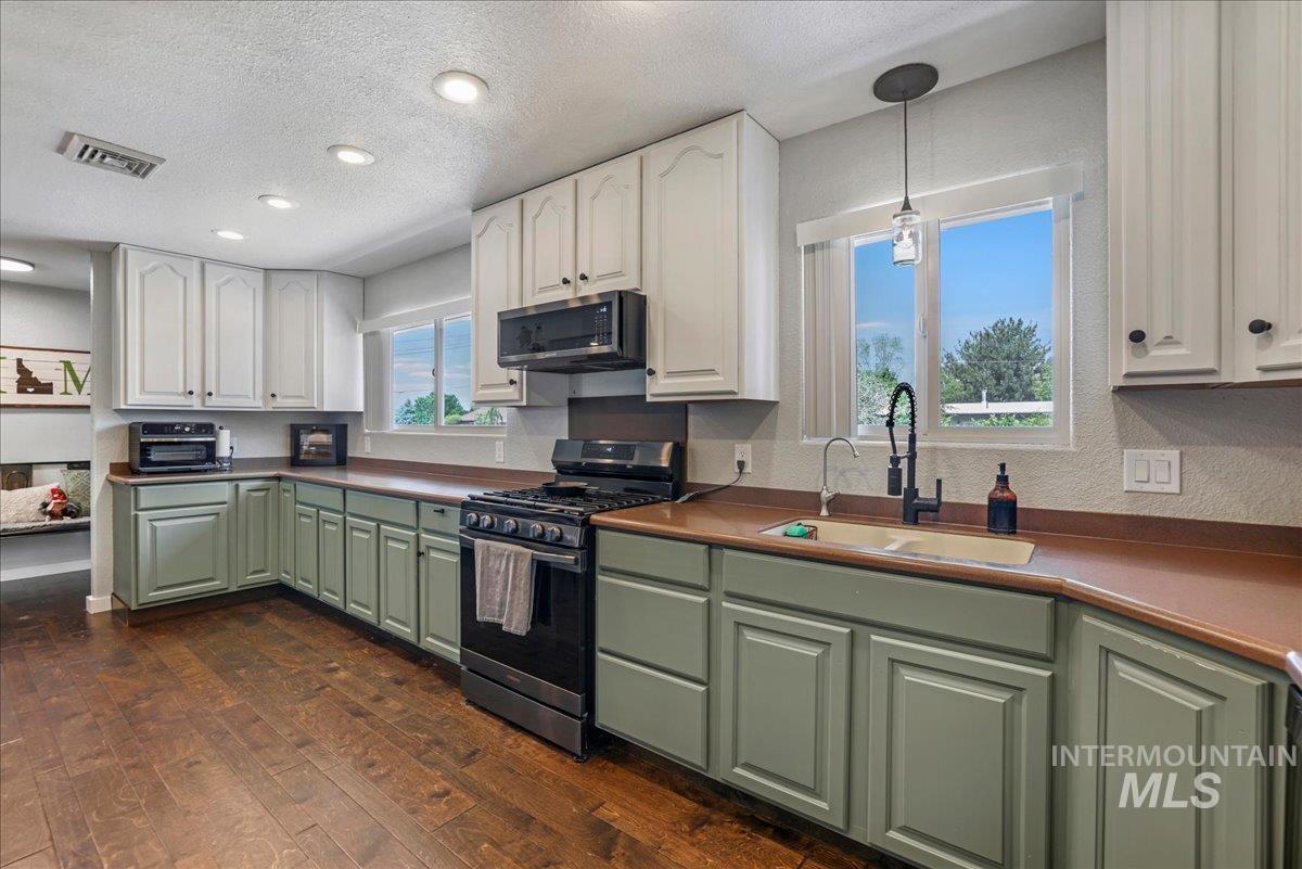 1011 Filer Ave W, Twin Falls, Idaho 83301, 3 Bedrooms, 3 Bathrooms, Residential For Sale, Price $650,000,MLS 98981896