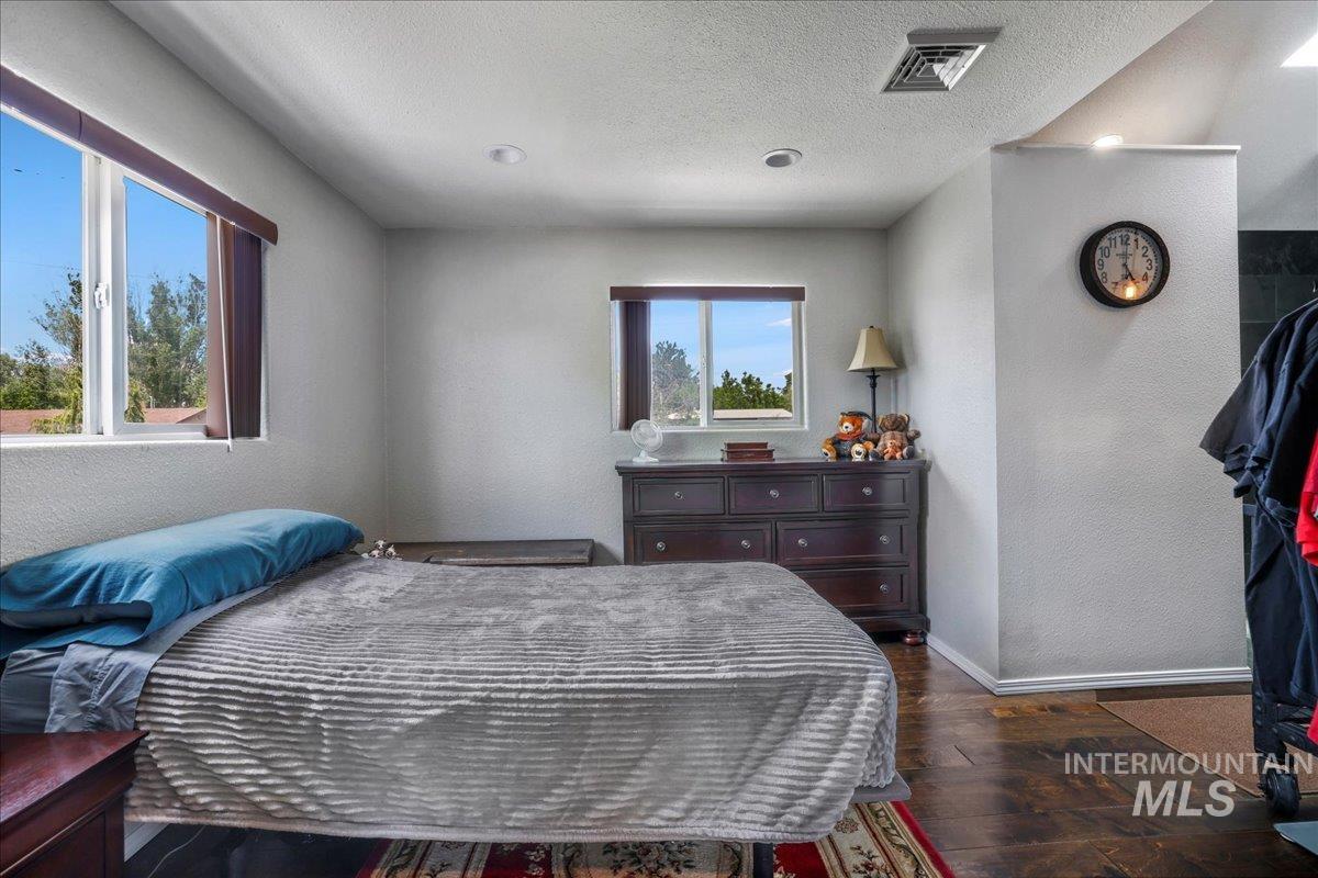 1011 Filer Ave W, Twin Falls, Idaho 83301, 3 Bedrooms, 3 Bathrooms, Residential For Sale, Price $650,000,MLS 98981896