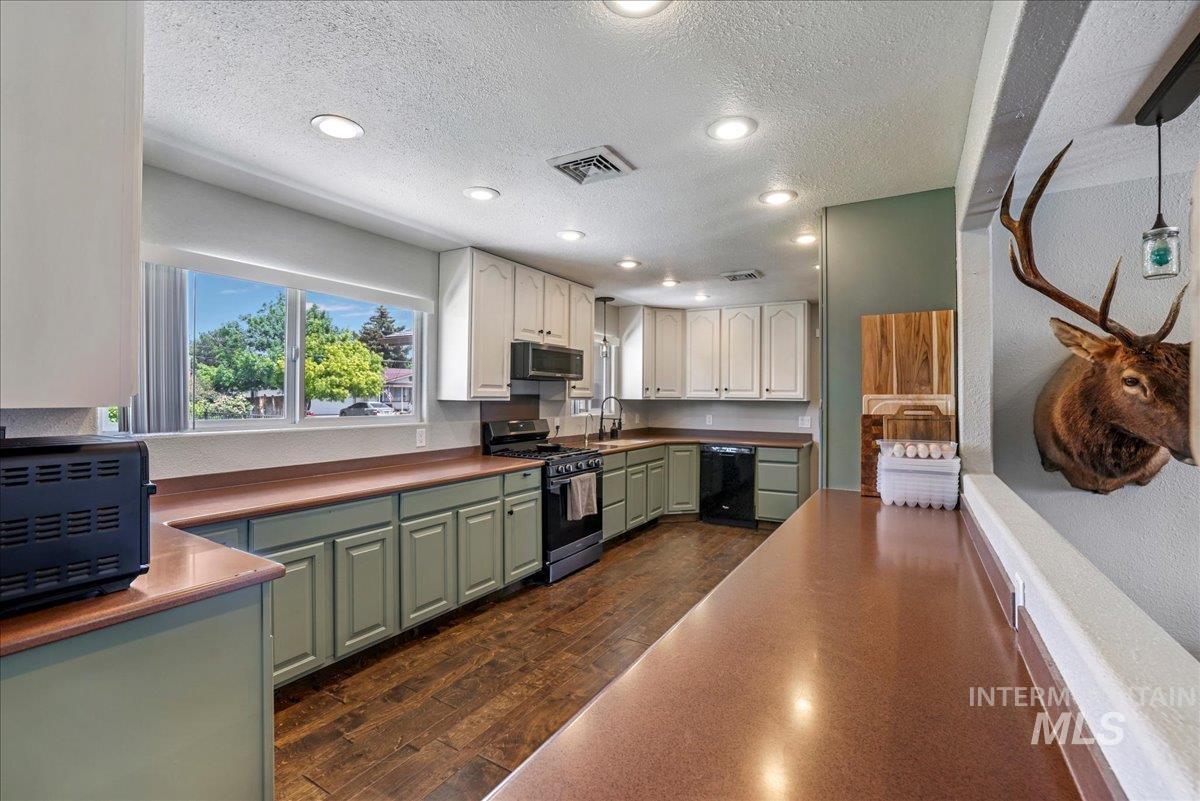 1011 Filer Ave W, Twin Falls, Idaho 83301, 3 Bedrooms, 3 Bathrooms, Residential For Sale, Price $650,000,MLS 98981896