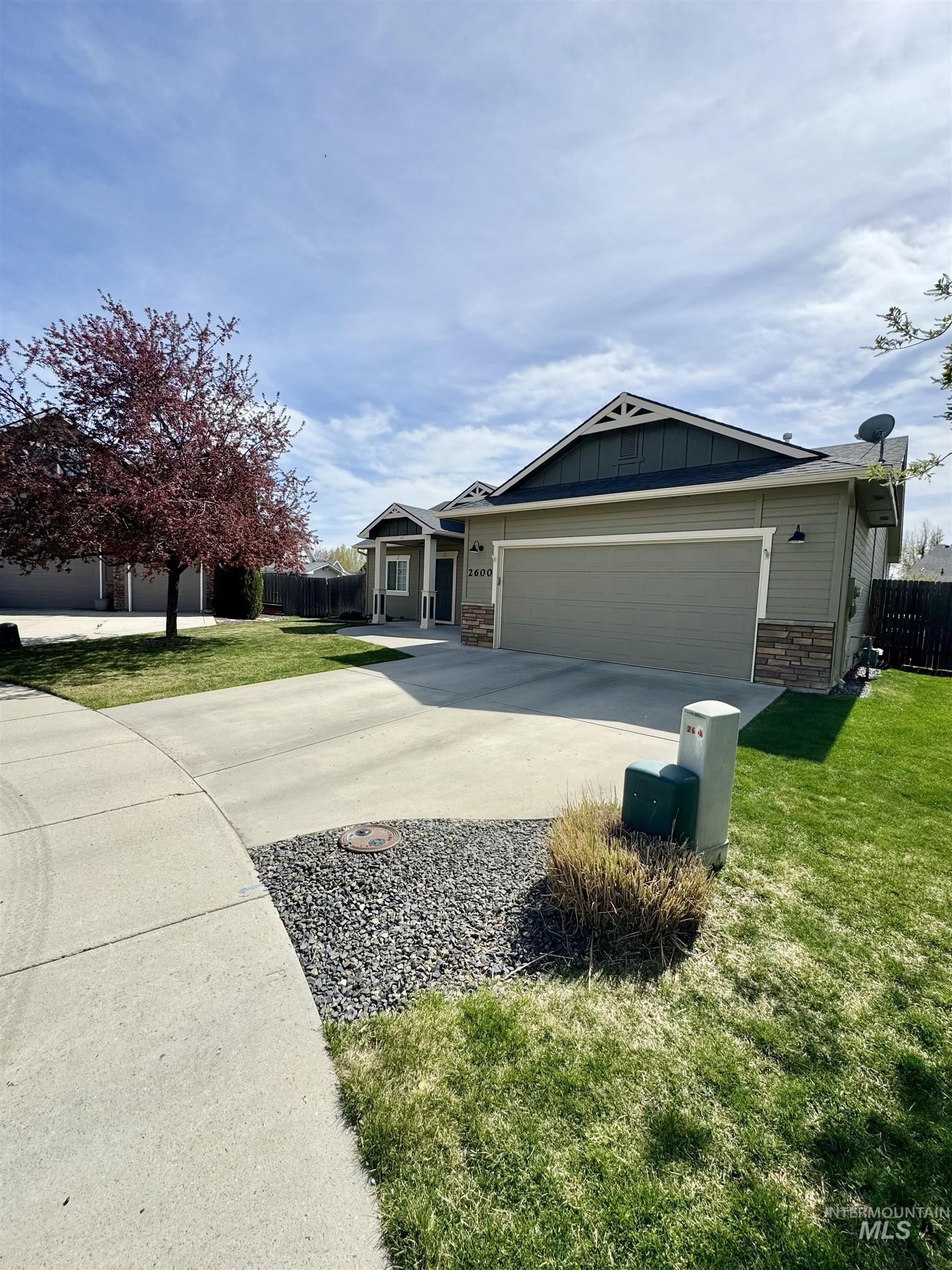 2600 N Cinnamon Pl, Meridian, Idaho 83646, 3 Bedrooms, 2 Bathrooms, Residential For Sale, Price $459,900, 98981904