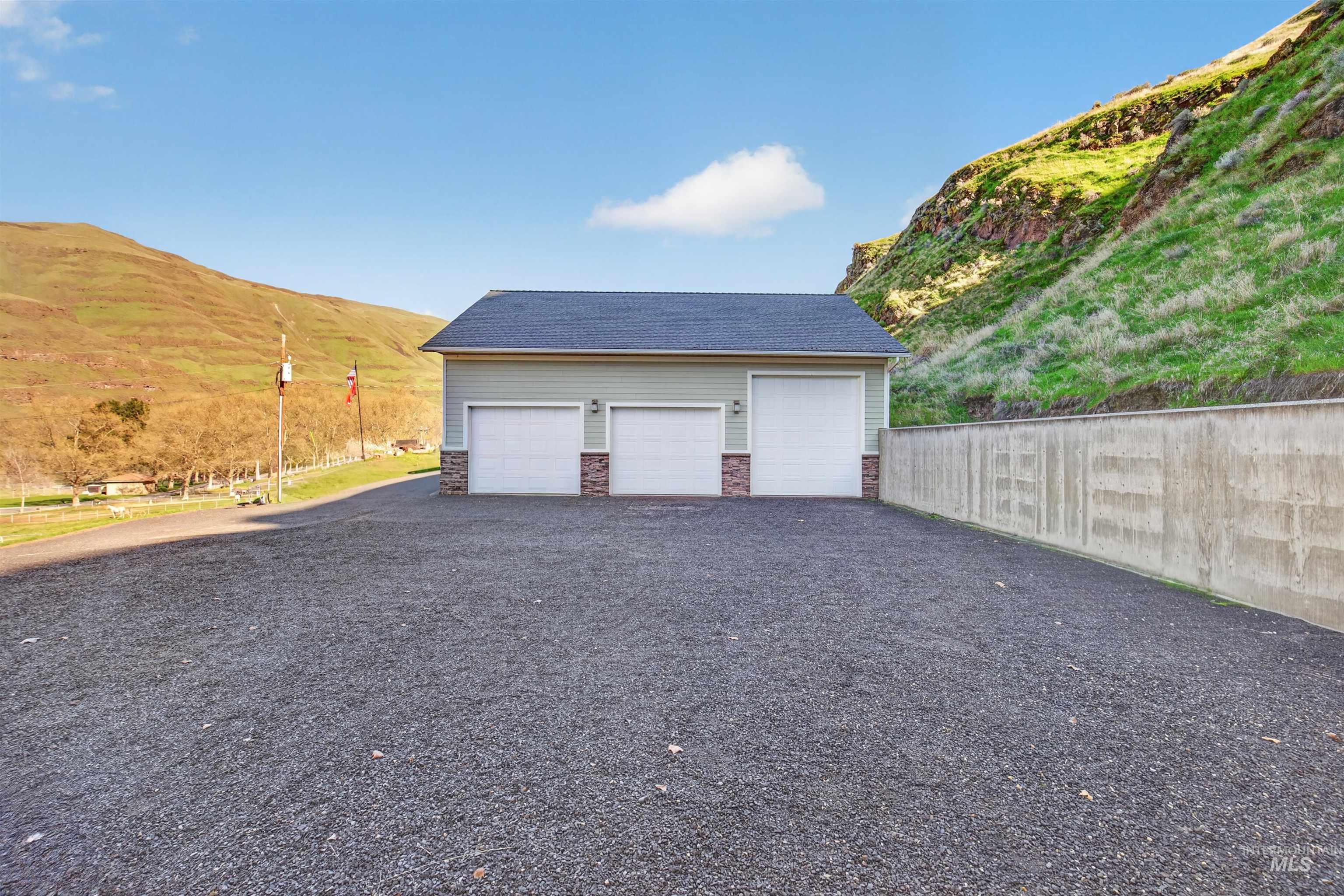 6382 Snake River Road, Asotin, Washington 99402, 3 Bedrooms, 2 Bathrooms, Residential For Sale, Price $975,000,MLS 98981994