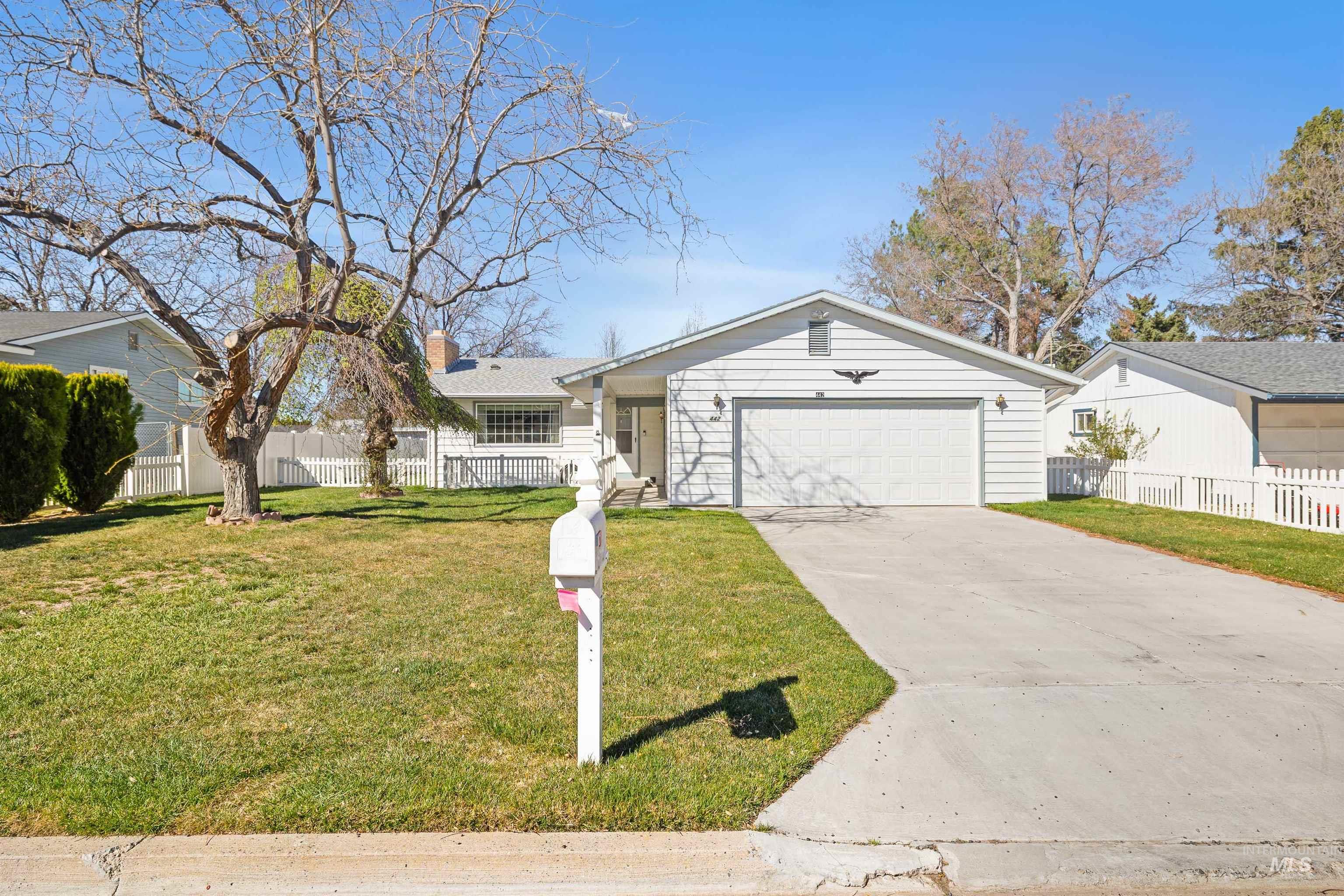 442 Crestview Drive, Twin Falls, Idaho 83301, 3 Bedrooms, 3 Bathrooms, Residential For Sale, Price $390,000,MLS 98982004