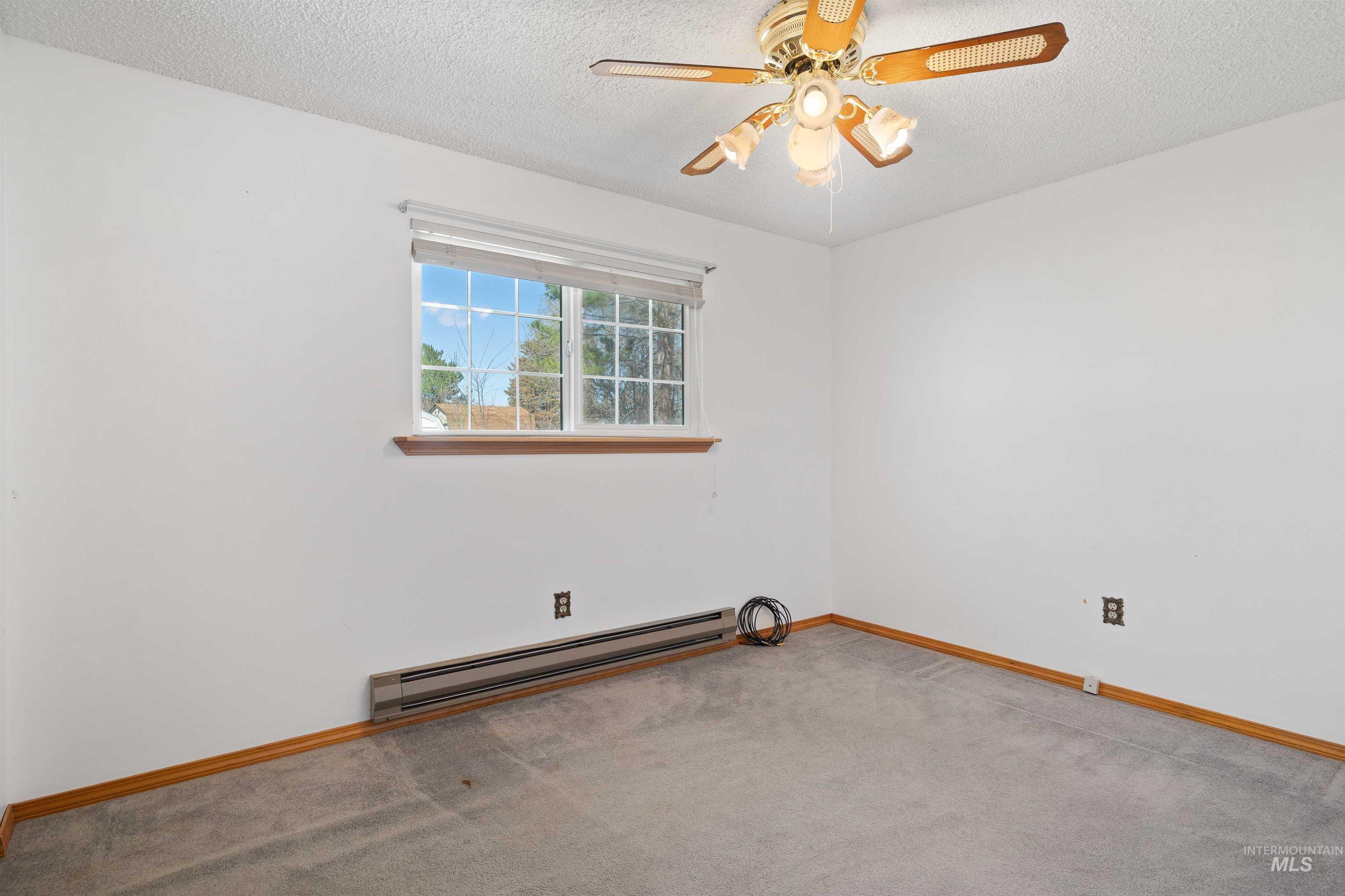 442 Crestview Drive, Twin Falls, Idaho 83301, 3 Bedrooms, 3 Bathrooms, Residential For Sale, Price $390,000, 98982004