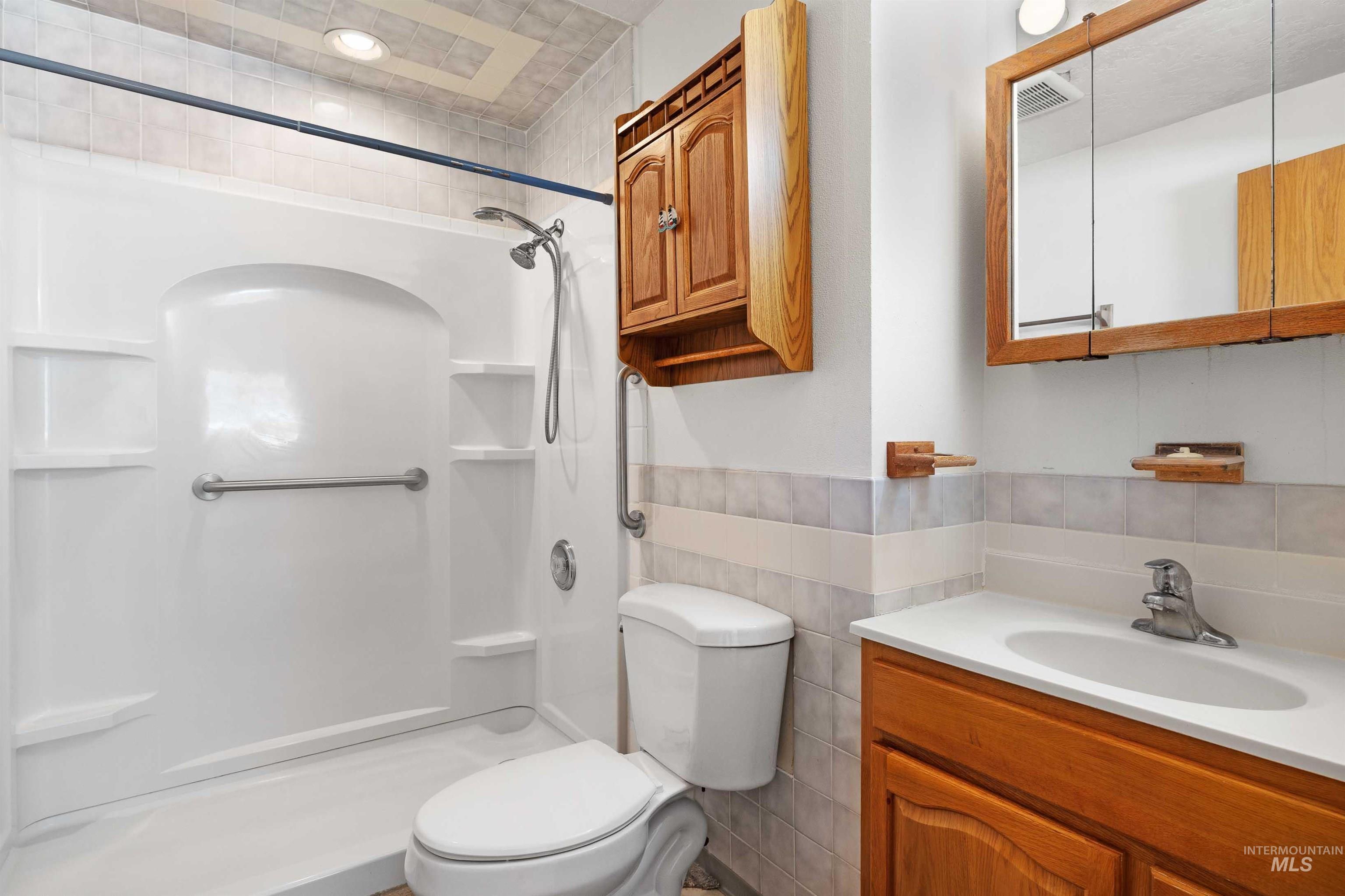 442 Crestview Drive, Twin Falls, Idaho 83301, 3 Bedrooms, 3 Bathrooms, Residential For Sale, Price $390,000, 98982004