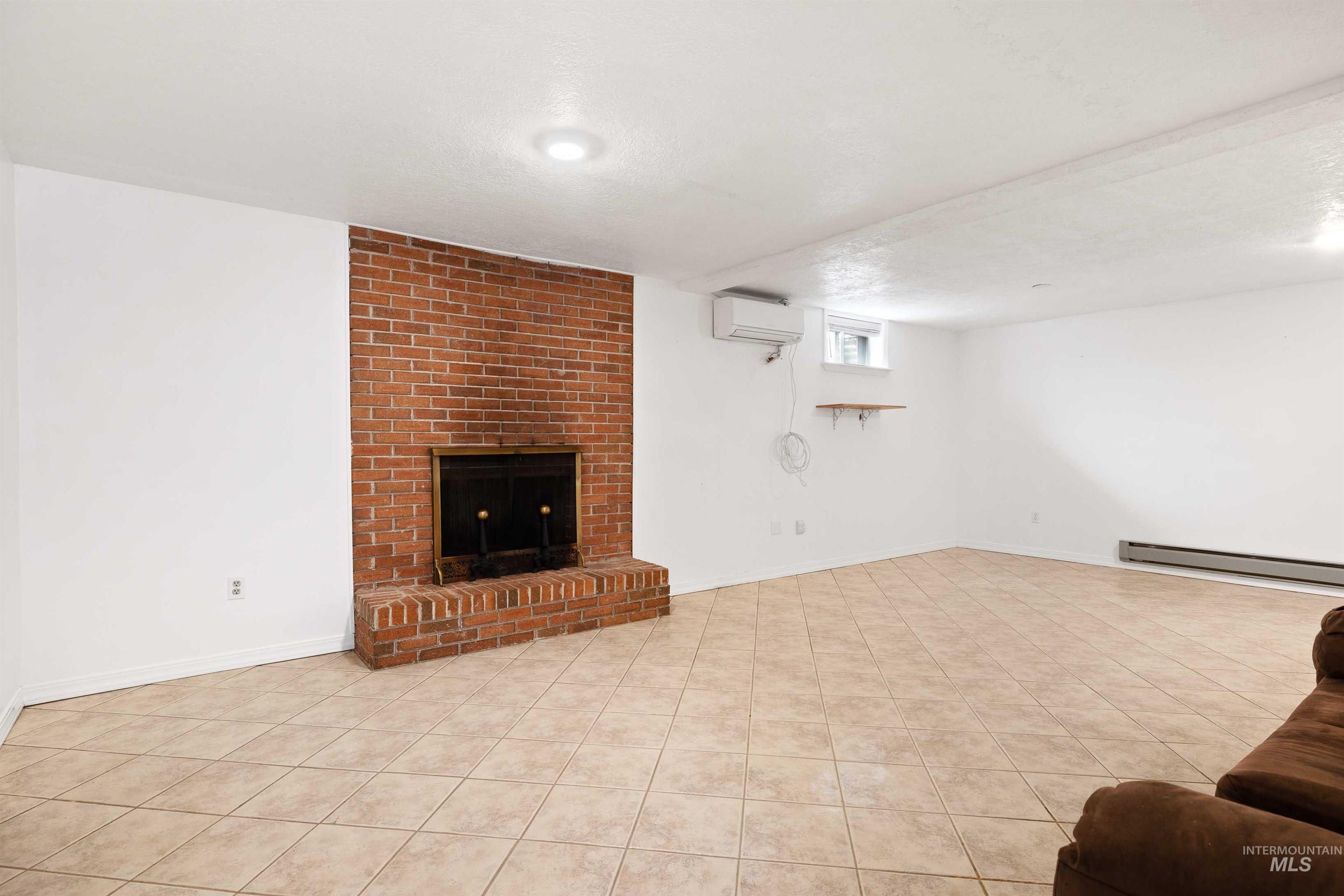 442 Crestview Drive, Twin Falls, Idaho 83301, 3 Bedrooms, 3 Bathrooms, Residential For Sale, Price $390,000, 98982004