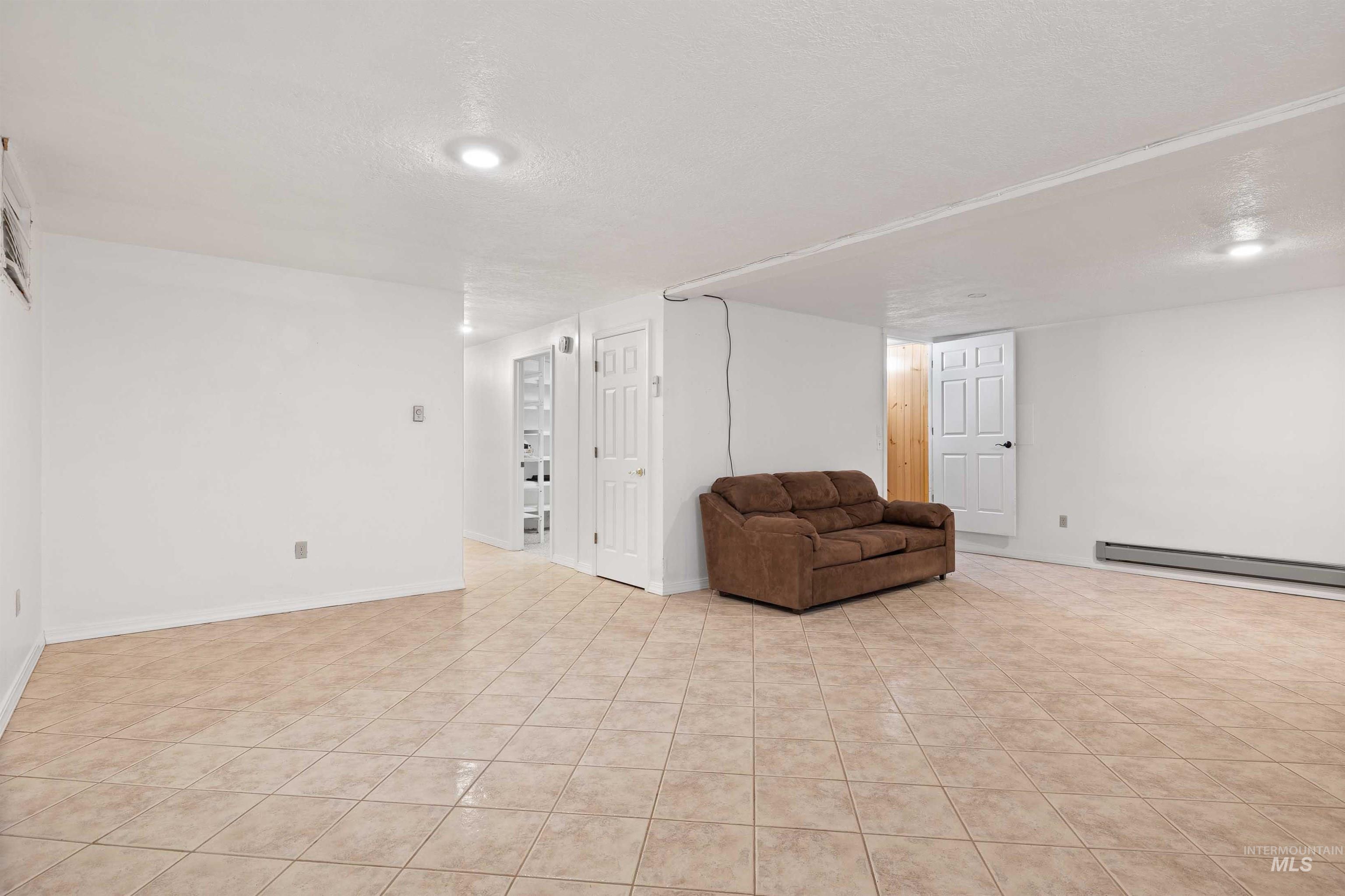 442 Crestview Drive, Twin Falls, Idaho 83301, 3 Bedrooms, 3 Bathrooms, Residential For Sale, Price $390,000, 98982004