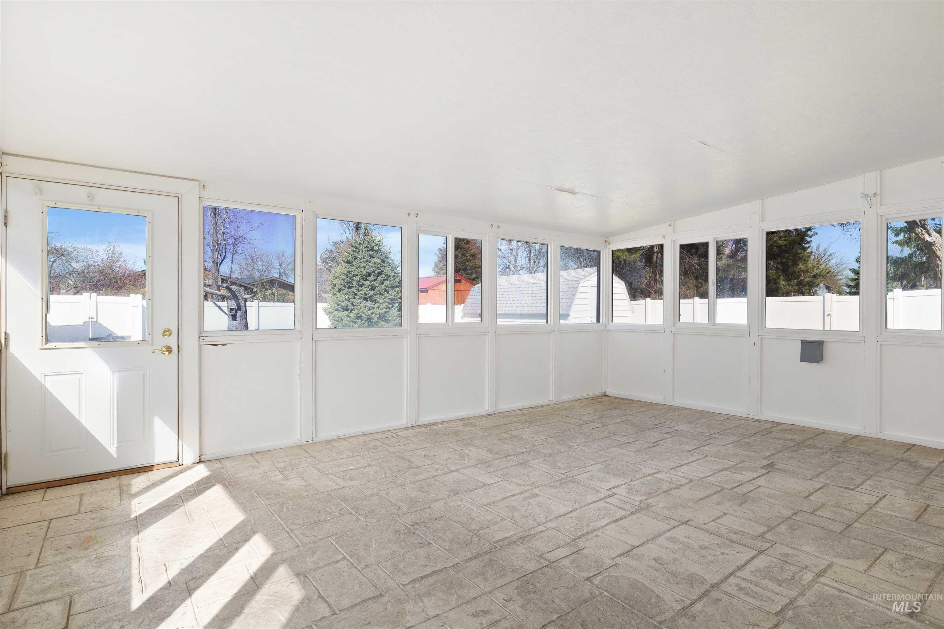 442 Crestview Drive, Twin Falls, Idaho 83301, 3 Bedrooms, 3 Bathrooms, Residential For Sale, Price $390,000, 98982004