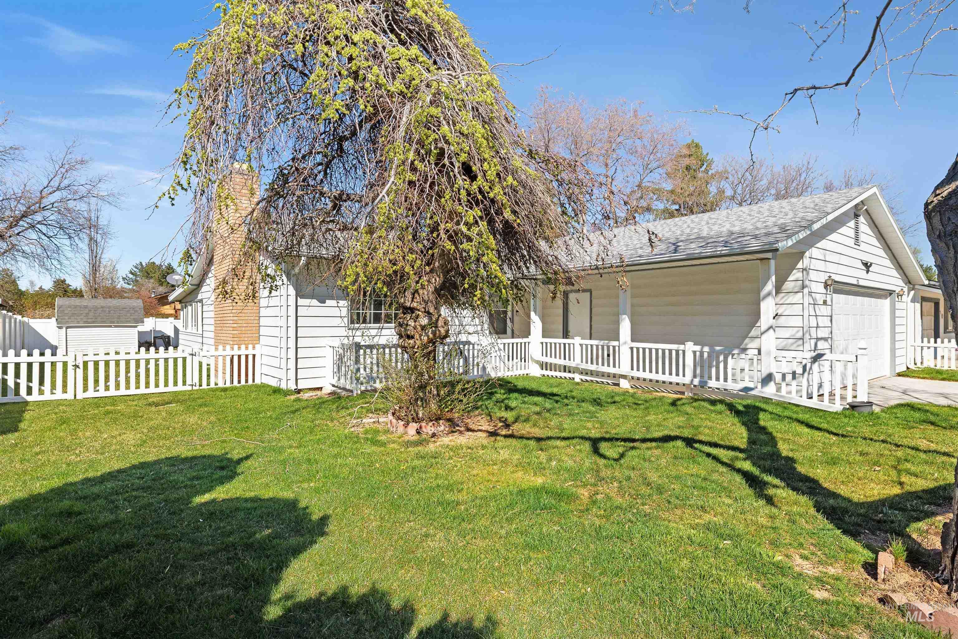 442 Crestview Drive, Twin Falls, Idaho 83301, 3 Bedrooms, 3 Bathrooms, Residential For Sale, Price $390,000, 98982004