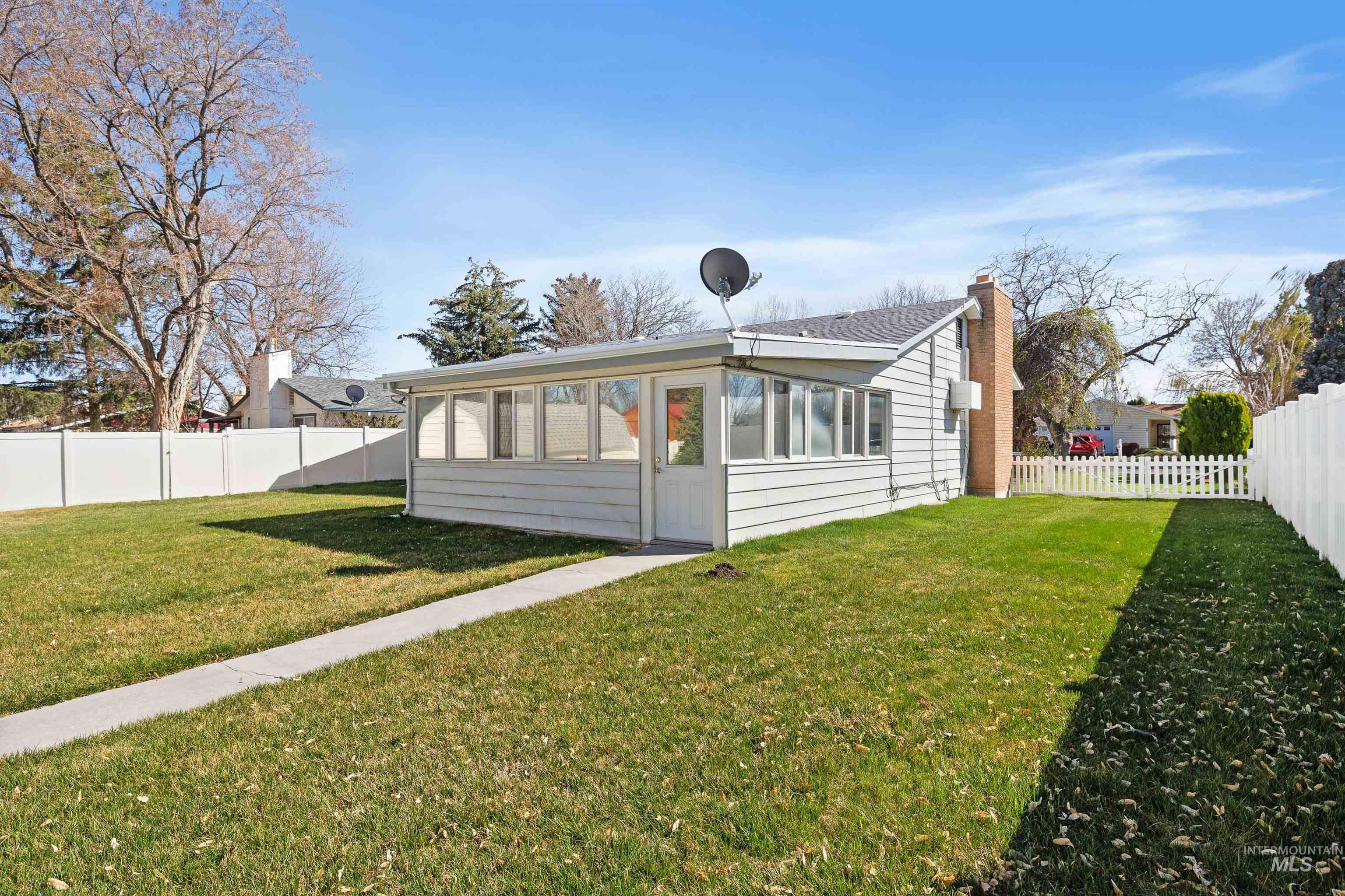 442 Crestview Drive, Twin Falls, Idaho 83301, 3 Bedrooms, 3 Bathrooms, Residential For Sale, Price $390,000, 98982004