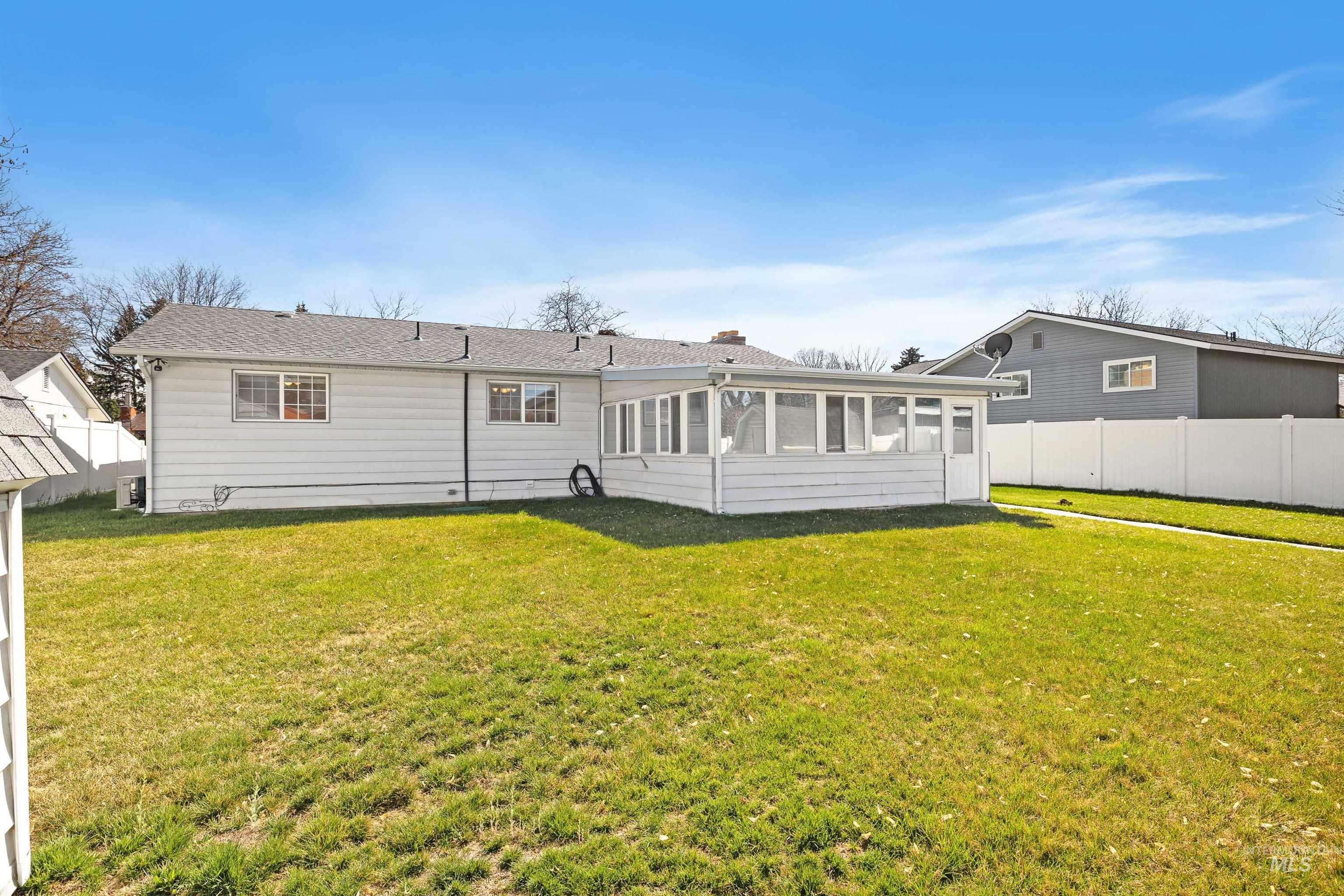 442 Crestview Drive, Twin Falls, Idaho 83301, 3 Bedrooms, 3 Bathrooms, Residential For Sale, Price $390,000, 98982004