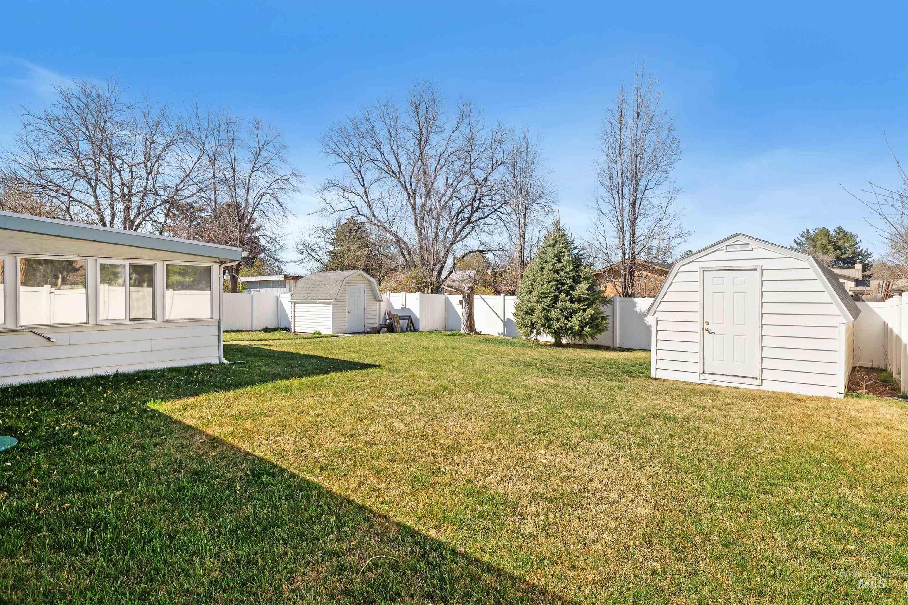 442 Crestview Drive, Twin Falls, Idaho 83301, 3 Bedrooms, 3 Bathrooms, Residential For Sale, Price $390,000, 98982004