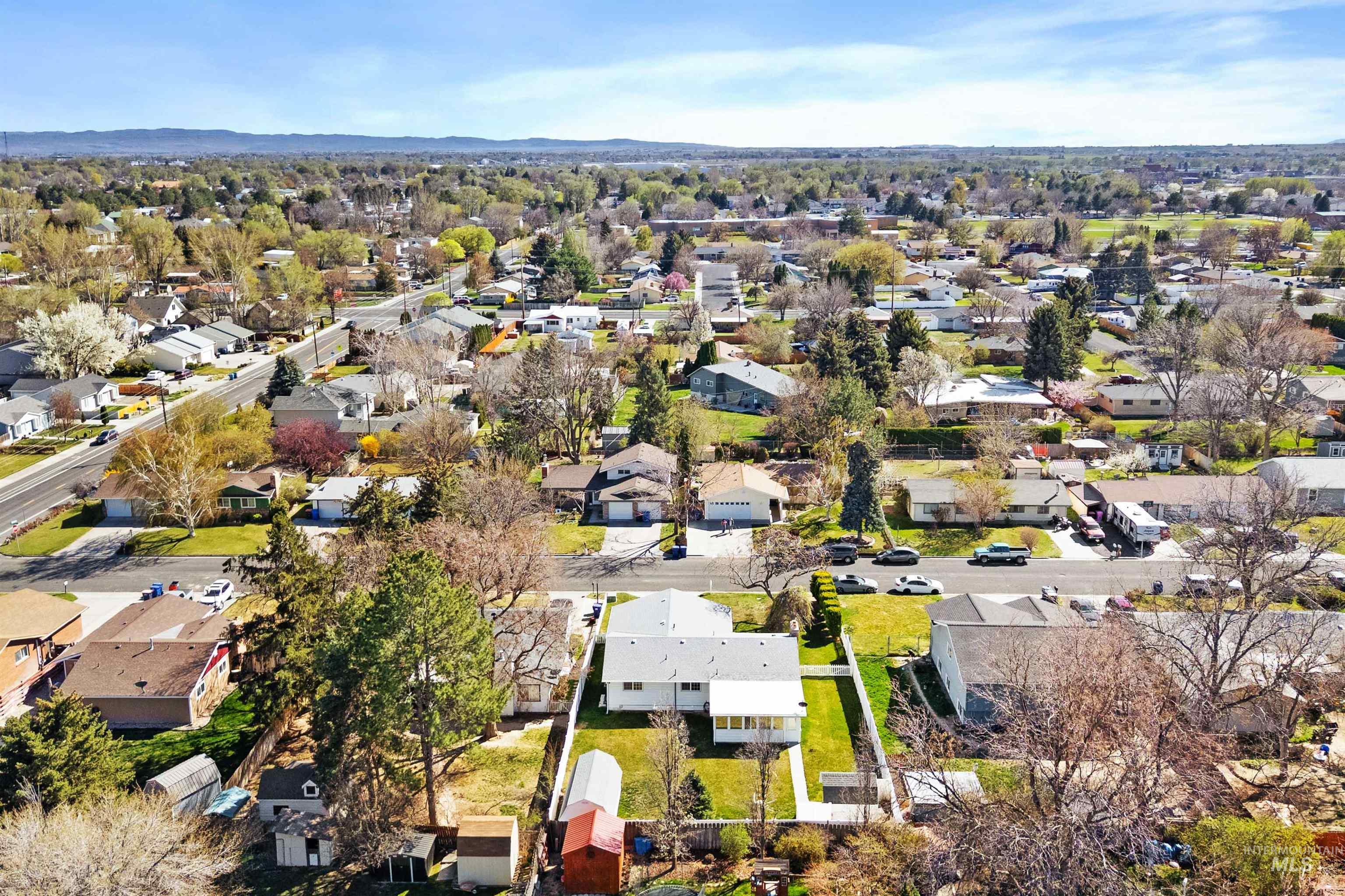 442 Crestview Drive, Twin Falls, Idaho 83301, 3 Bedrooms, 3 Bathrooms, Residential For Sale, Price $390,000, 98982004