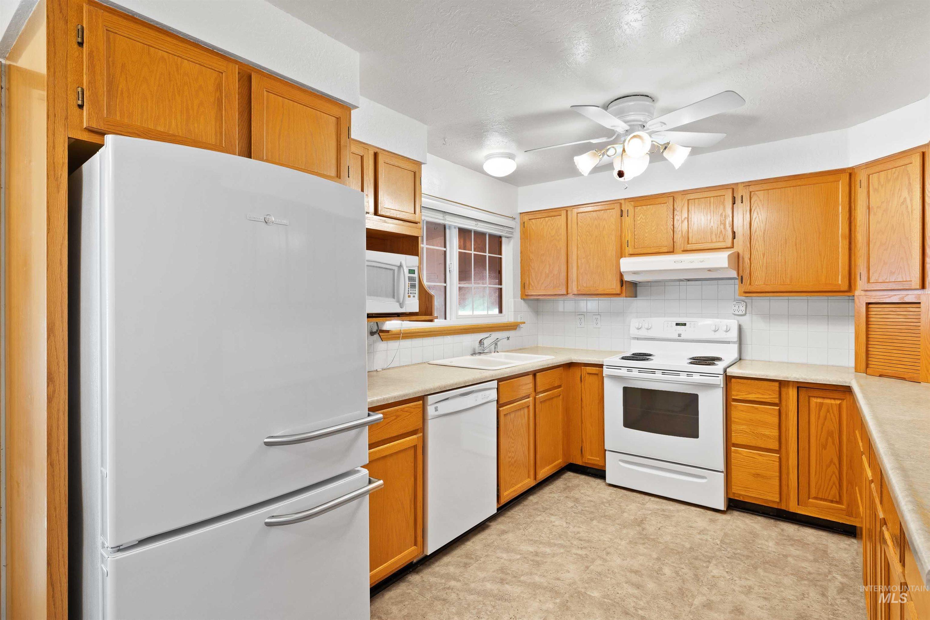 442 Crestview Drive, Twin Falls, Idaho 83301, 3 Bedrooms, 3 Bathrooms, Residential For Sale, Price $390,000, 98982004