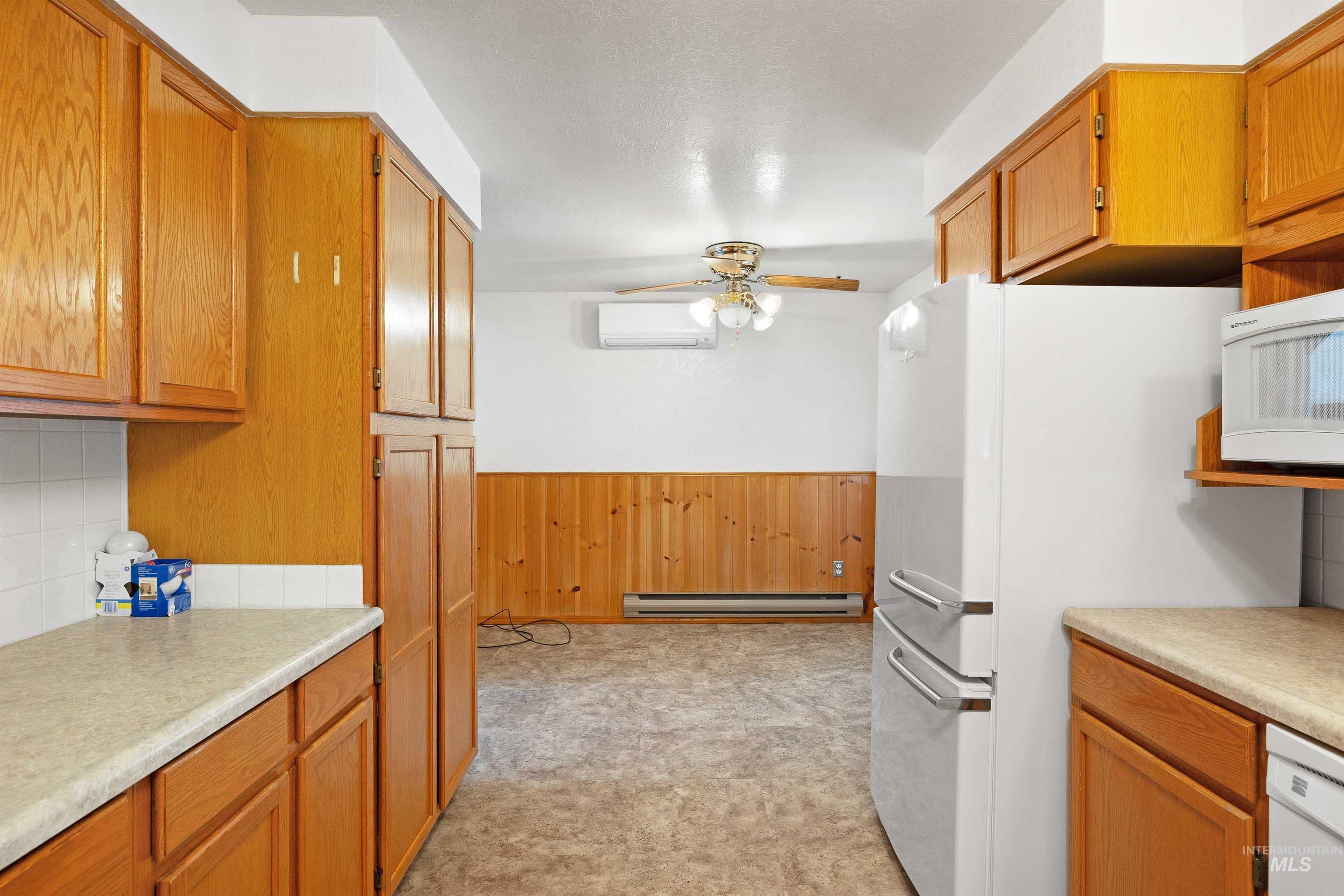 442 Crestview Drive, Twin Falls, Idaho 83301, 3 Bedrooms, 3 Bathrooms, Residential For Sale, Price $390,000, 98982004