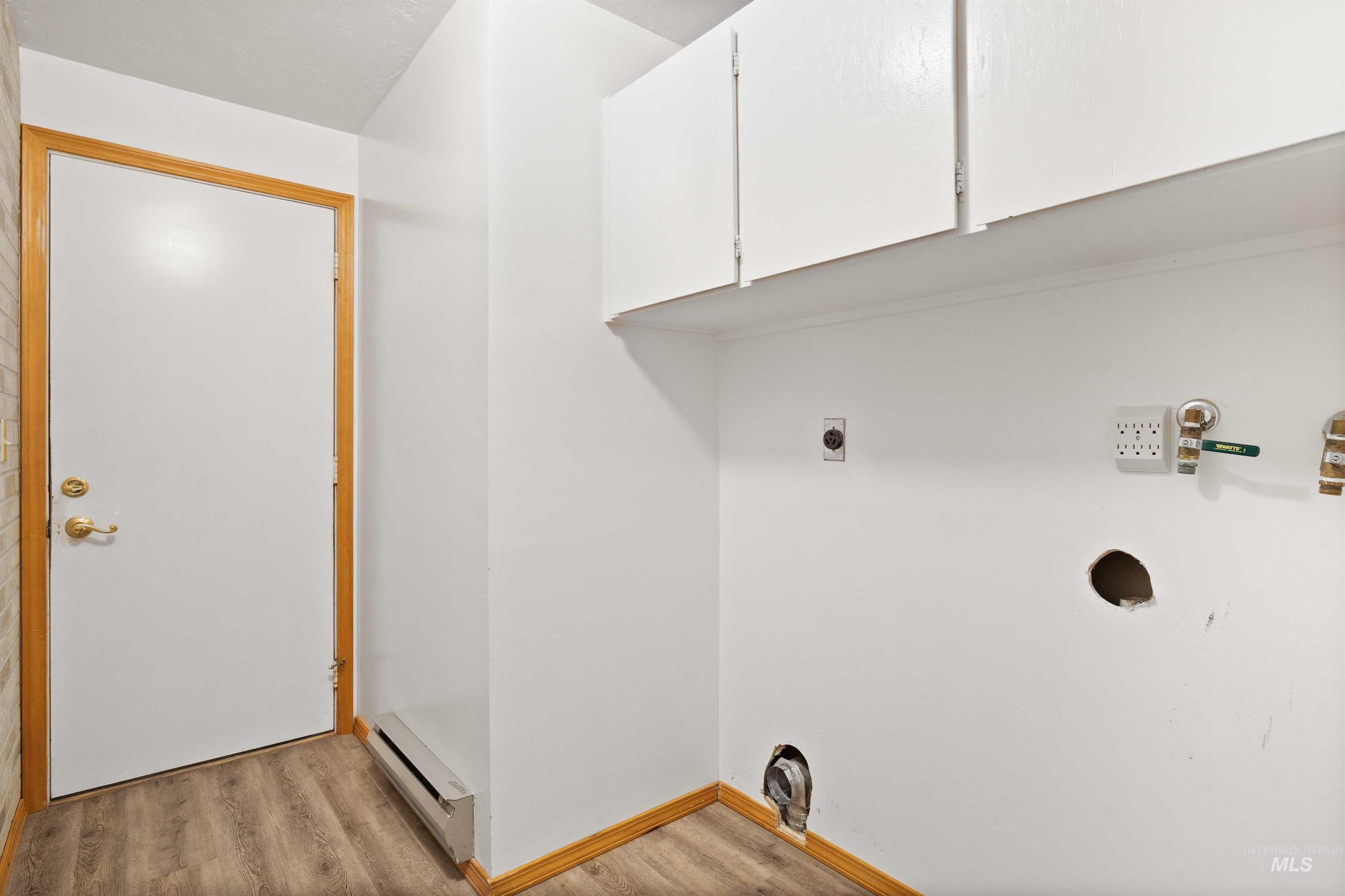 442 Crestview Drive, Twin Falls, Idaho 83301, 3 Bedrooms, 3 Bathrooms, Residential For Sale, Price $390,000, 98982004