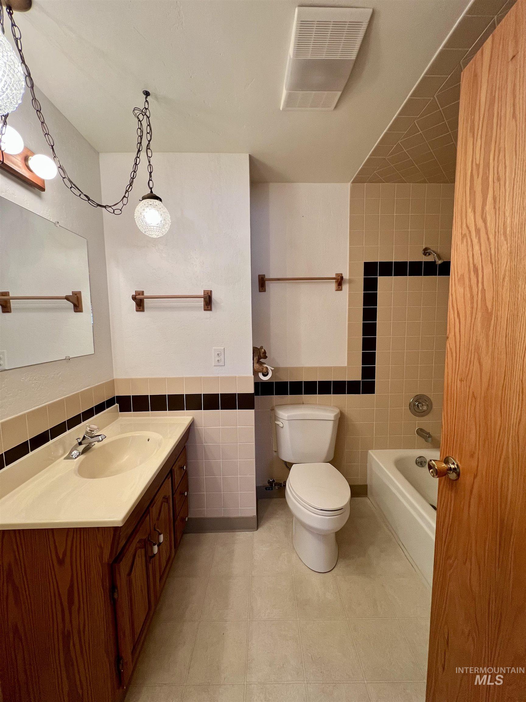 442 Crestview Drive, Twin Falls, Idaho 83301, 3 Bedrooms, 3 Bathrooms, Residential For Sale, Price $390,000, 98982004