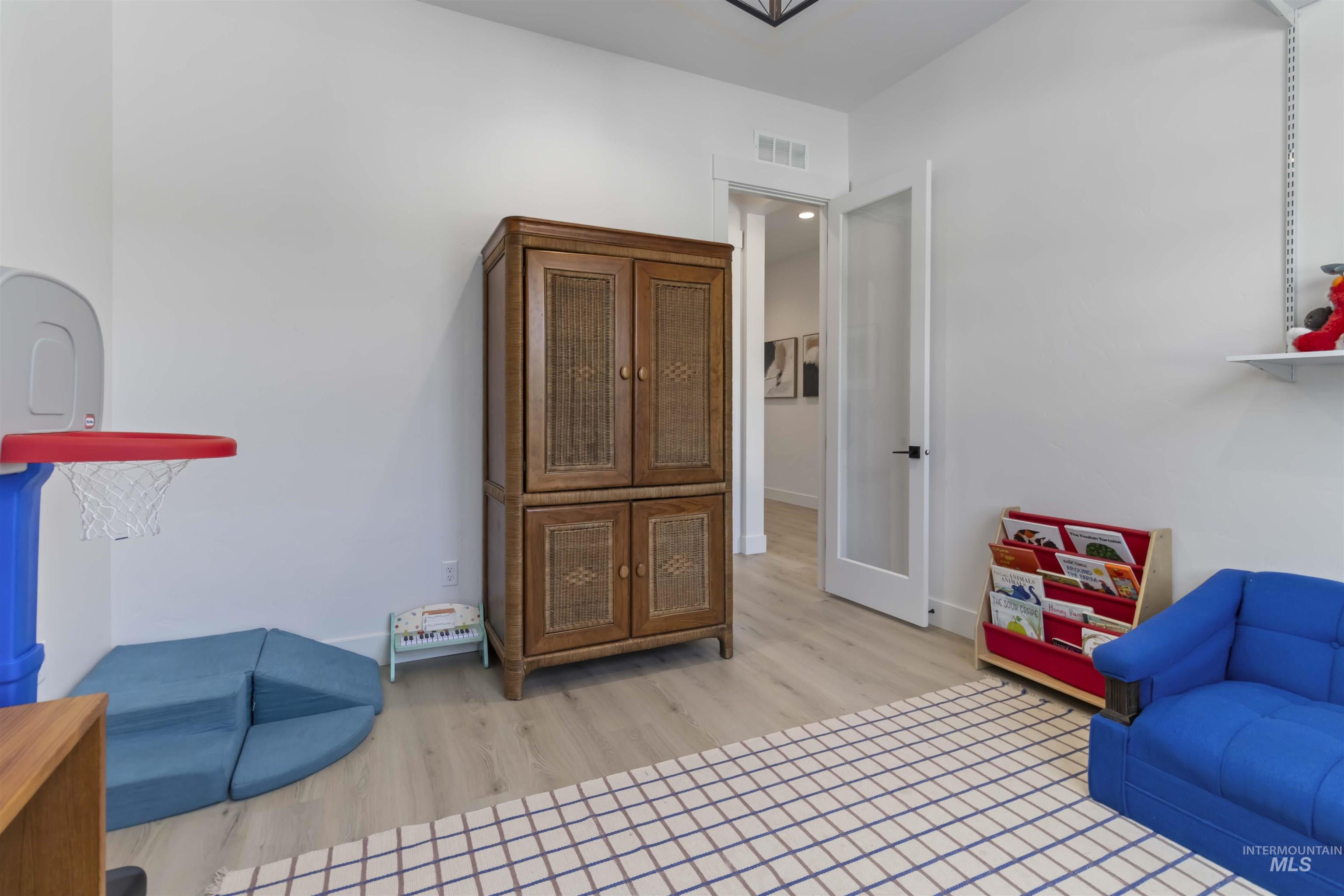 125 S Eagles Roost Way, Eagle, Idaho 83616, 5 Bedrooms, 4.5 Bathrooms, Residential For Sale, Price $1,175,000, 98982025