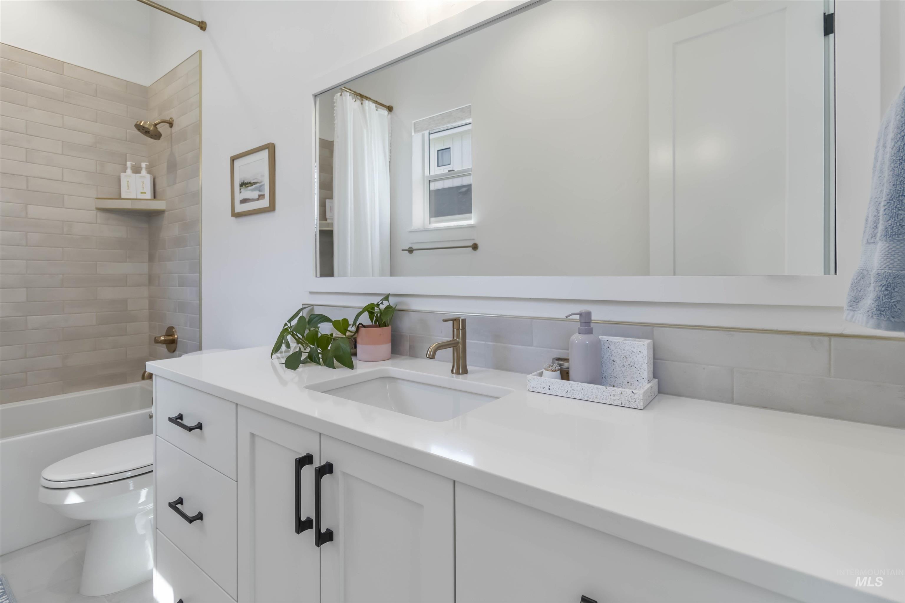 125 S Eagles Roost Way, Eagle, Idaho 83616, 5 Bedrooms, 4.5 Bathrooms, Residential For Sale, Price $1,175,000, 98982025