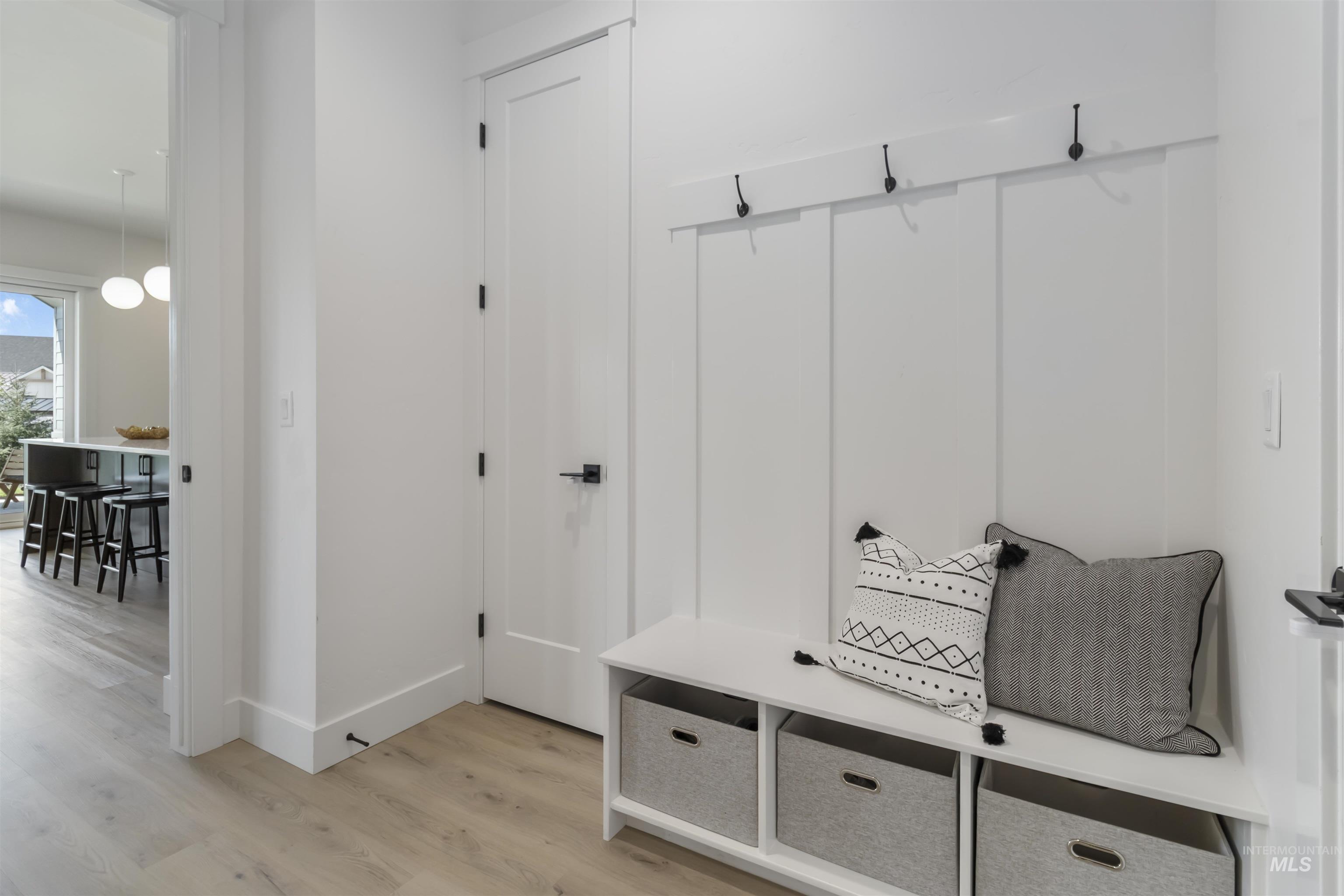 125 S Eagles Roost Way, Eagle, Idaho 83616, 5 Bedrooms, 4.5 Bathrooms, Residential For Sale, Price $1,175,000, 98982025