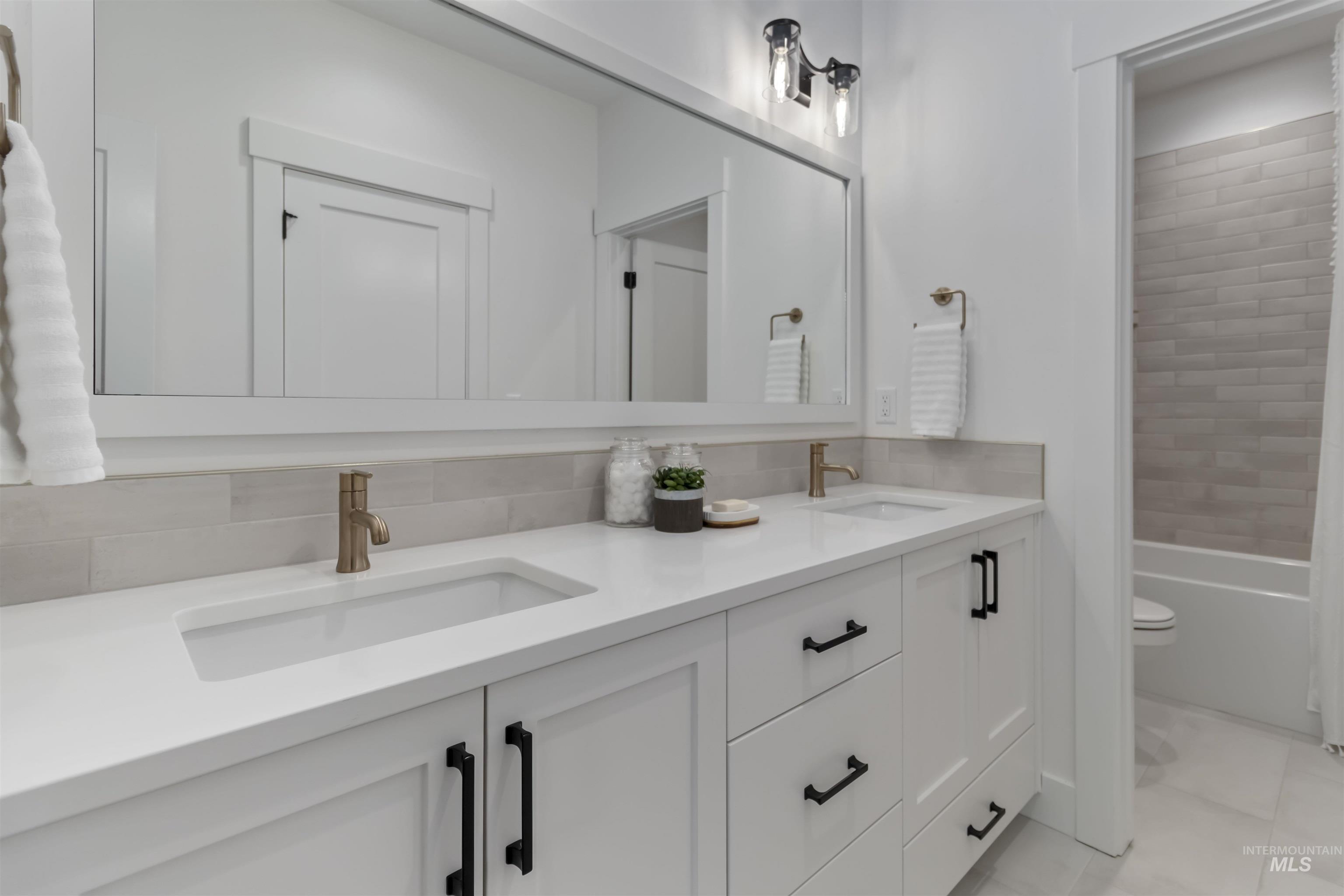 125 S Eagles Roost Way, Eagle, Idaho 83616, 5 Bedrooms, 4.5 Bathrooms, Residential For Sale, Price $1,175,000, 98982025