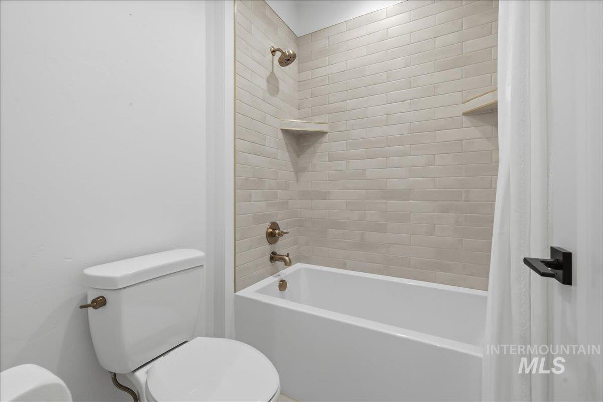 125 S Eagles Roost Way, Eagle, Idaho 83616, 4 Bedrooms, 4.5 Bathrooms, Residential For Sale, Price $1,129,990,MLS 98982025