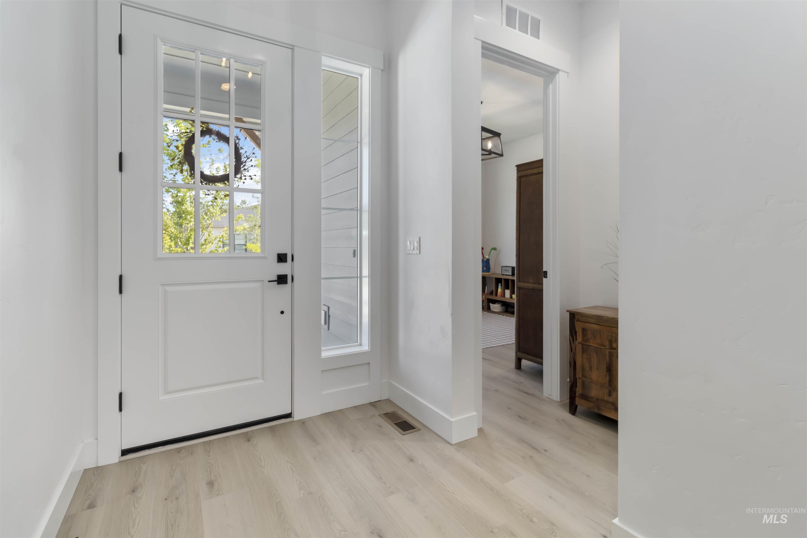 125 S Eagles Roost Way, Eagle, Idaho 83616, 5 Bedrooms, 4.5 Bathrooms, Residential For Sale, Price $1,175,000, 98982025