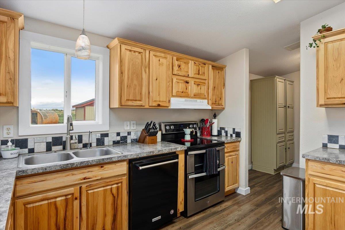 374 North 120 East, Shoshone, Idaho 83352, 3 Bedrooms, 2 Bathrooms, Residential For Sale, Price $475,000, 98982050