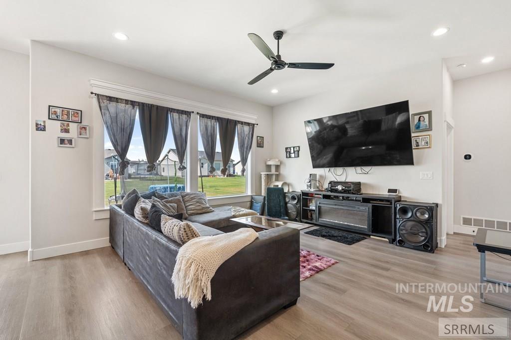 4201 N Zona Way, Idaho Falls, Idaho 83401-0000, 3 Bedrooms, 2 Bathrooms, Residential For Sale, Price $415,000, 98982062