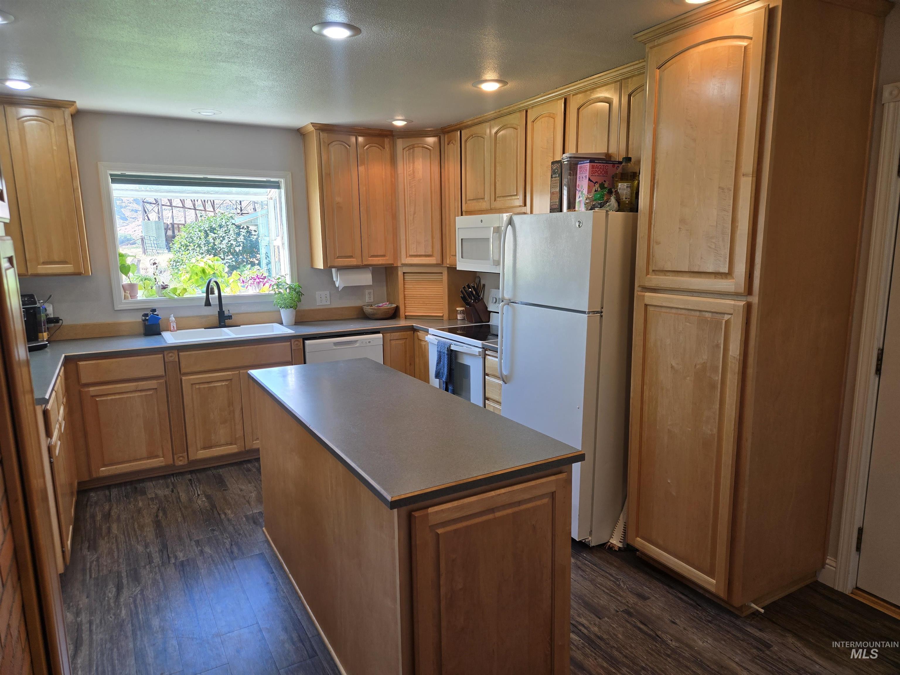 17082 Snake River Road, Asotin, Washington 99402, 2 Bedrooms, 1 Bathroom, Residential For Sale, Price $520,000, 98982071