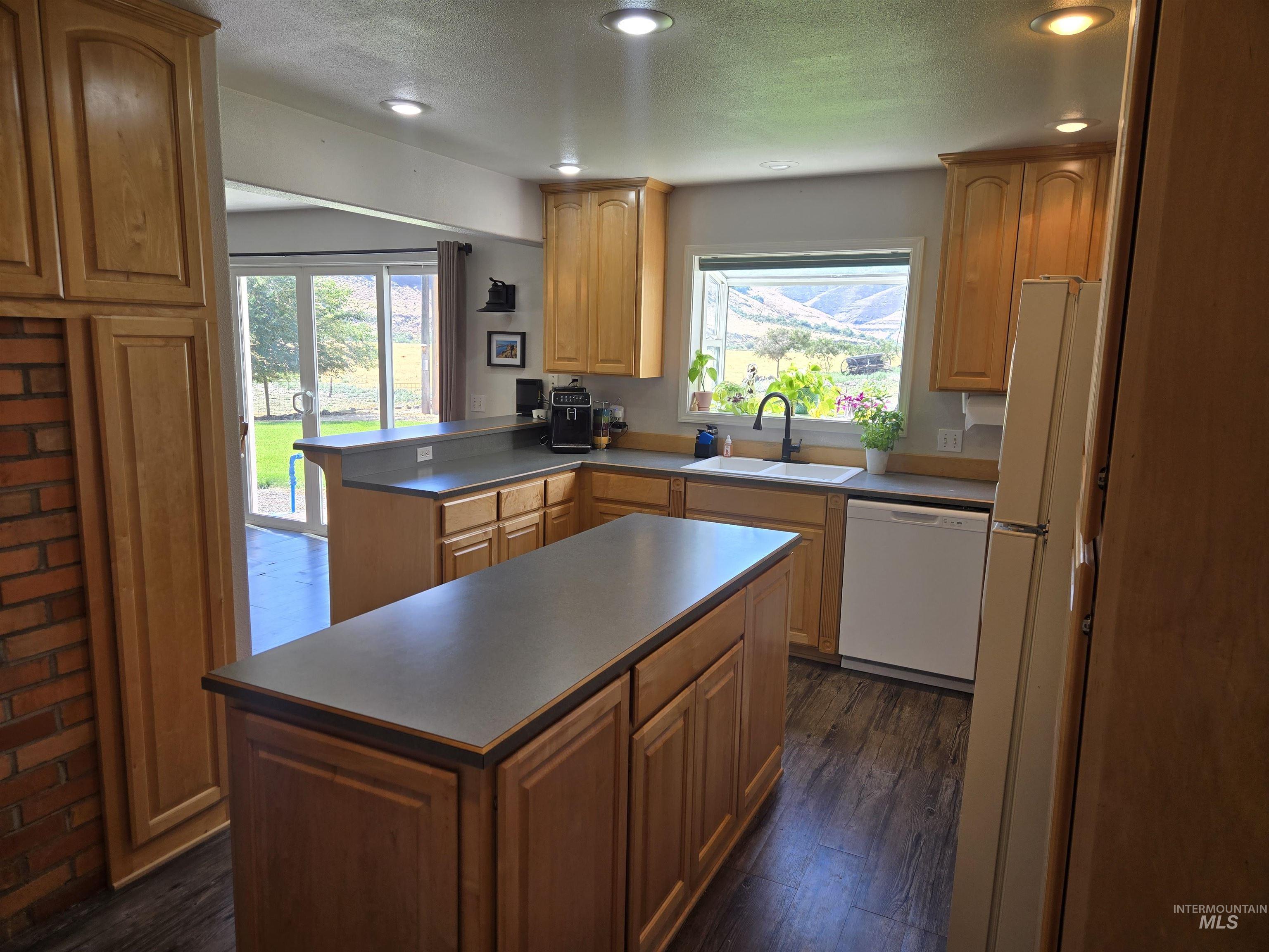 17082 Snake River Road, Asotin, Washington 99402, 2 Bedrooms, 1 Bathroom, Residential For Sale, Price $520,000, 98982071