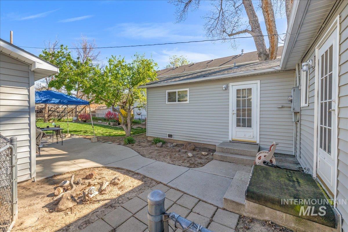 2828 W Ona St, Boise, Idaho 83705, 3 Bedrooms, 1 Bathroom, Residential Income For Sale, Price $329,000,MLS 98982093