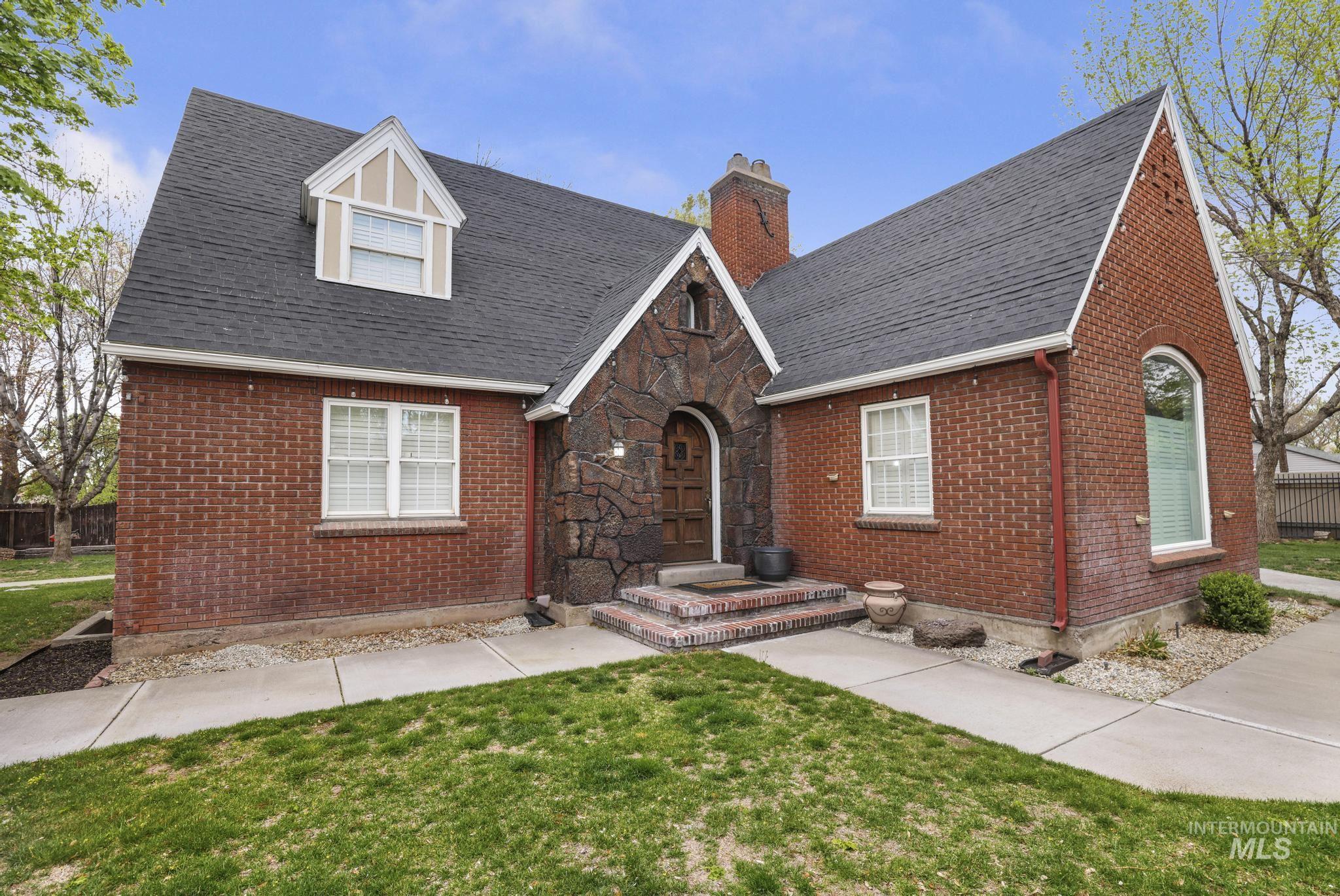 102 Fillmore, Twin Falls, Idaho 83301, 6 Bedrooms, 5.5 Bathrooms, Residential For Sale, Price $635,000,MLS 98982106