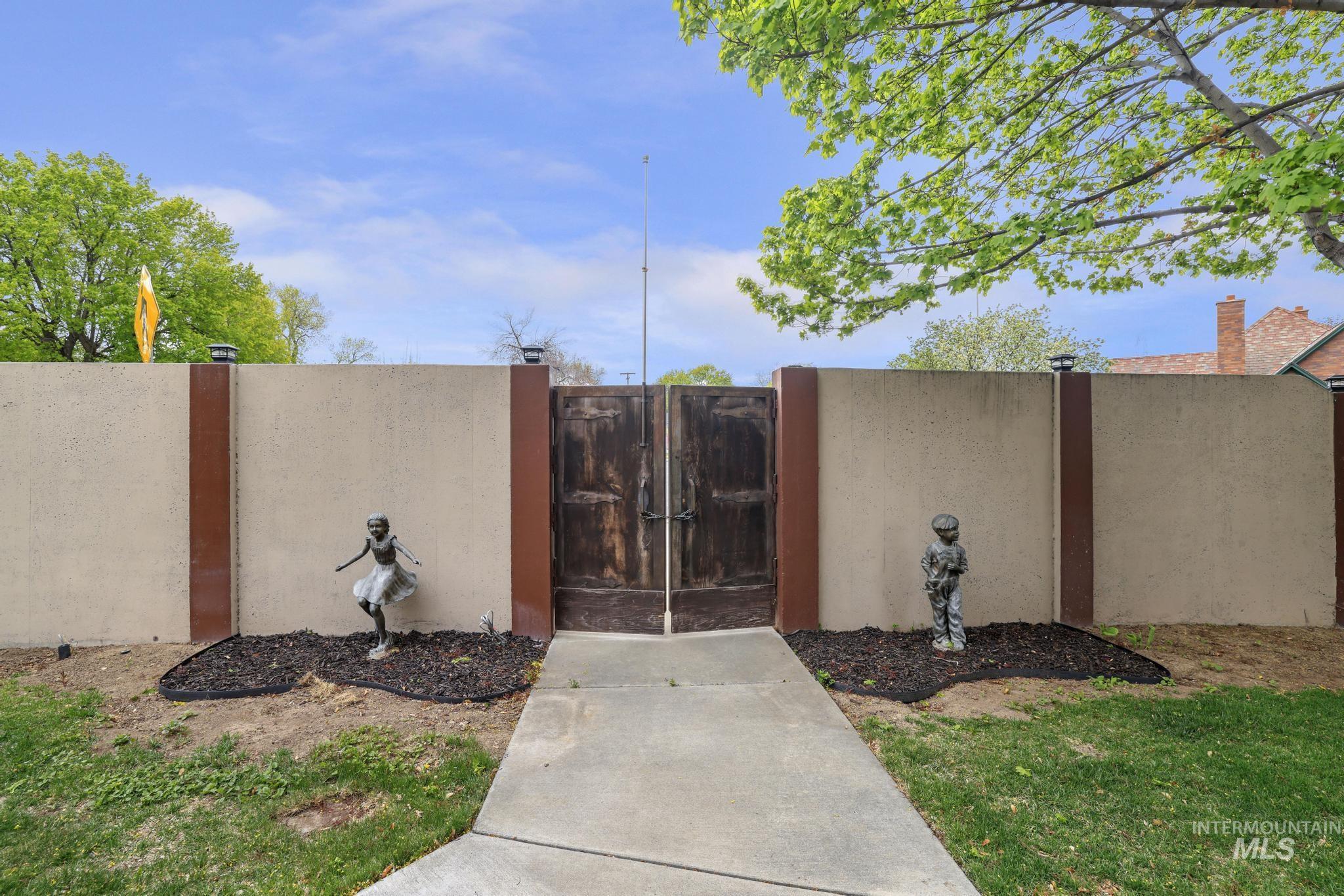 102 Fillmore, Twin Falls, Idaho 83301, 6 Bedrooms, 5.5 Bathrooms, Residential For Sale, Price $635,000,MLS 98982106
