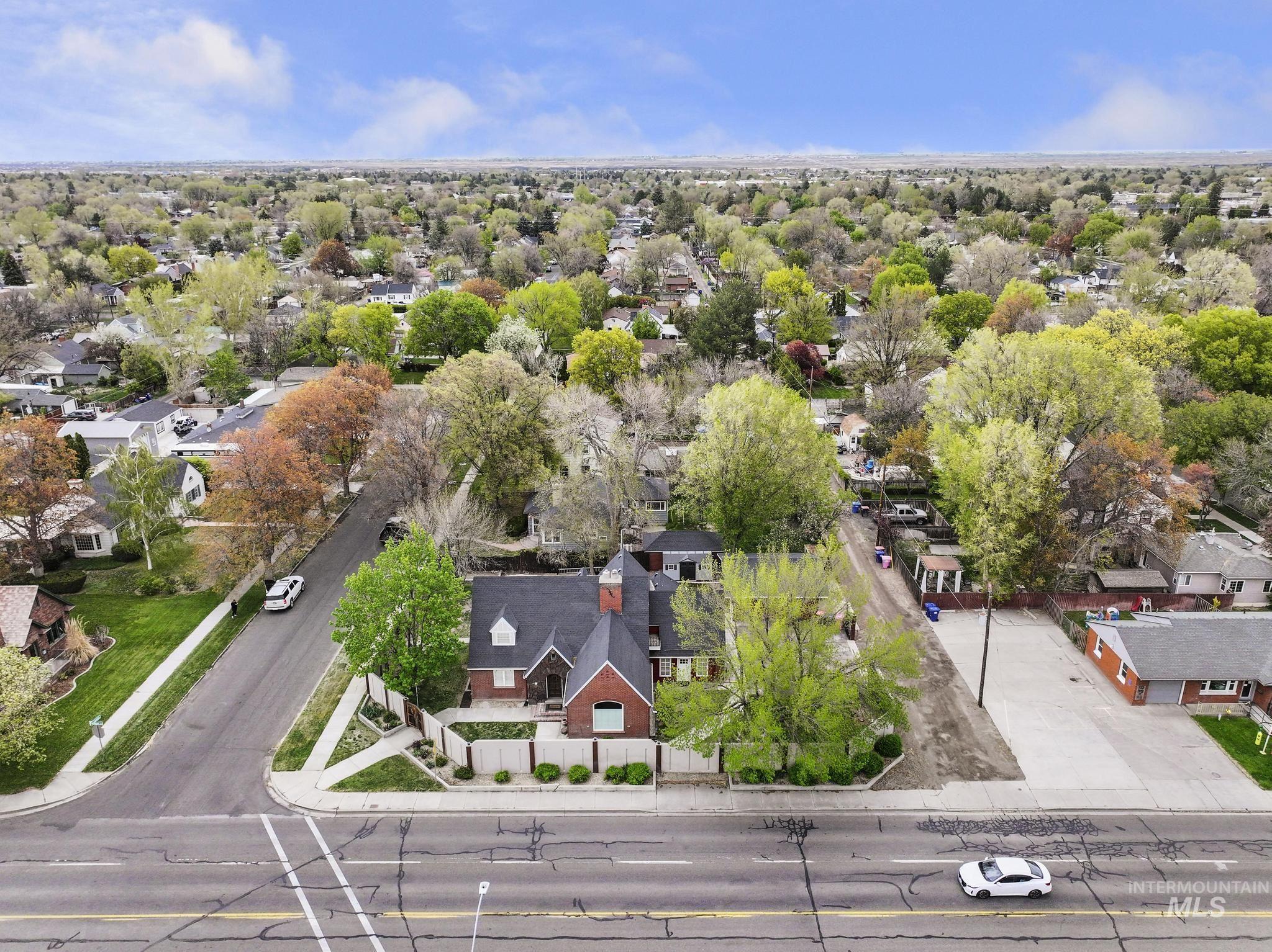 102 Fillmore, Twin Falls, Idaho 83301, 6 Bedrooms, 5.5 Bathrooms, Residential For Sale, Price $659,900,MLS 98982106