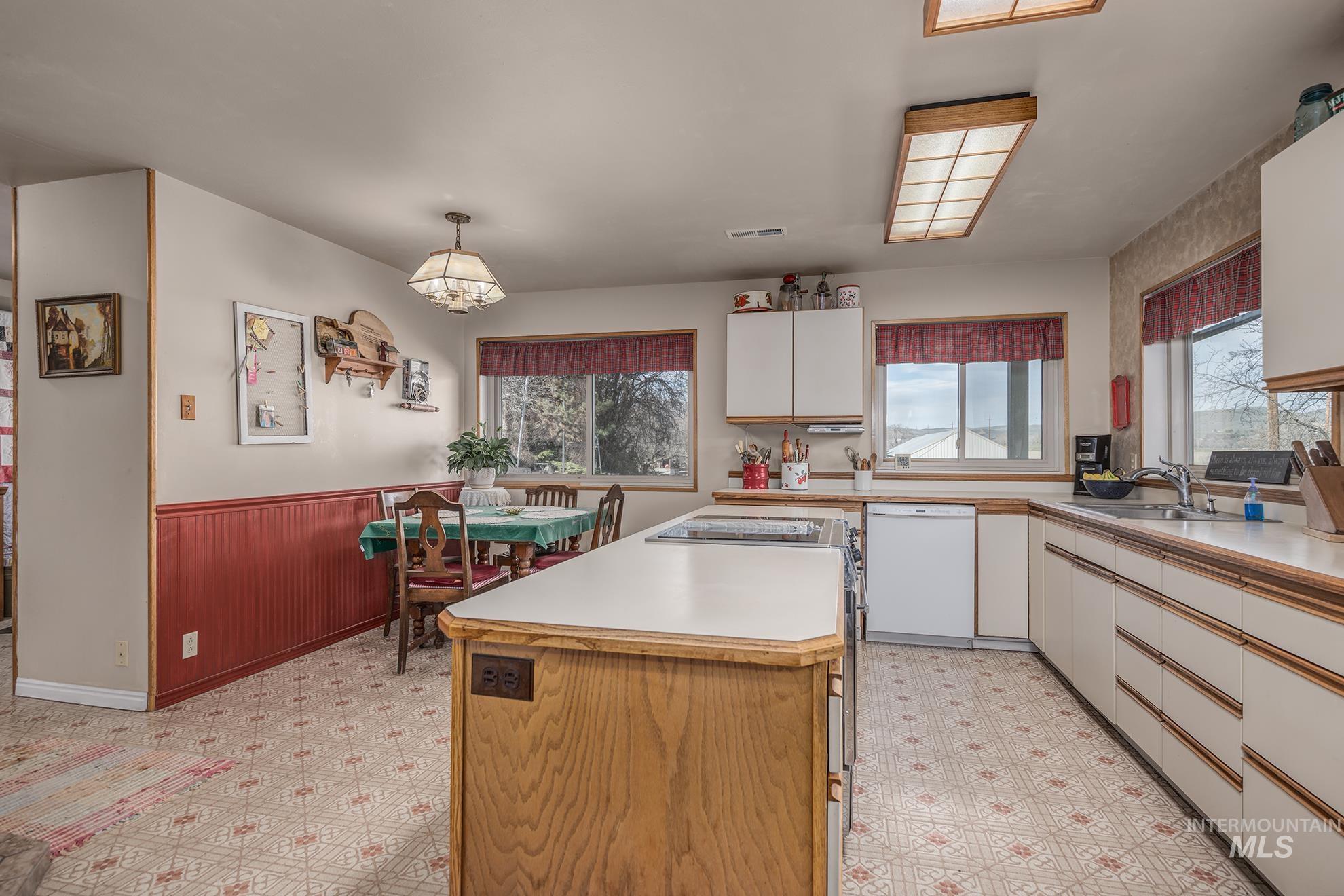 1365 HWY 95, Weiser, Idaho 83672, 3 Bedrooms, 2 Bathrooms, Residential For Sale, Price $545,000, 98982124