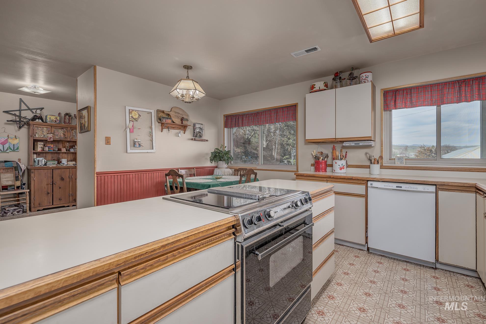 1365 HWY 95, Weiser, Idaho 83672, 3 Bedrooms, 2 Bathrooms, Residential For Sale, Price $545,000, 98982124