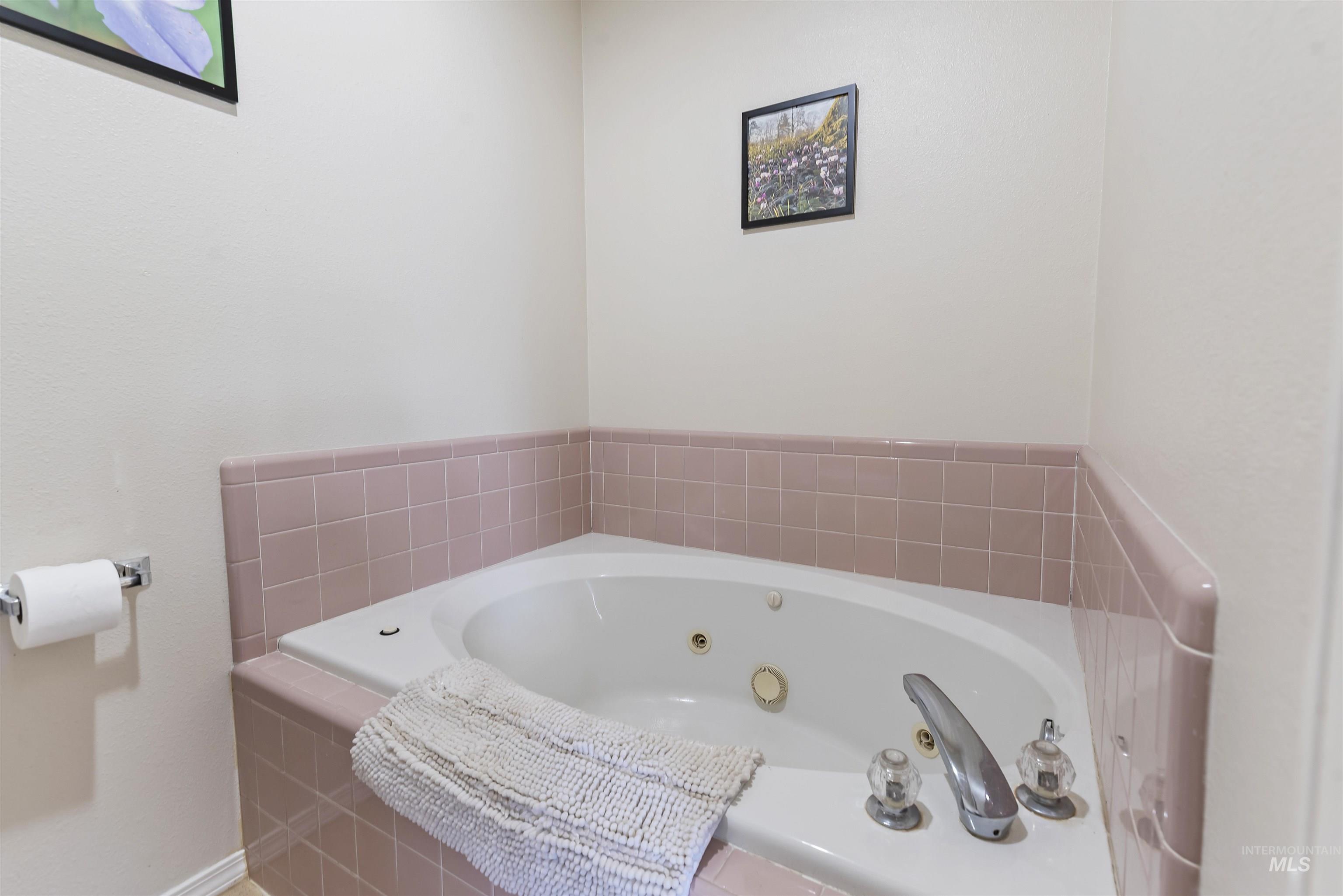 5185 Castle Hill Way, Boise, Idaho 83703, 3 Bedrooms, 2 Bathrooms, Residential For Sale, Price $474,900, 98982134