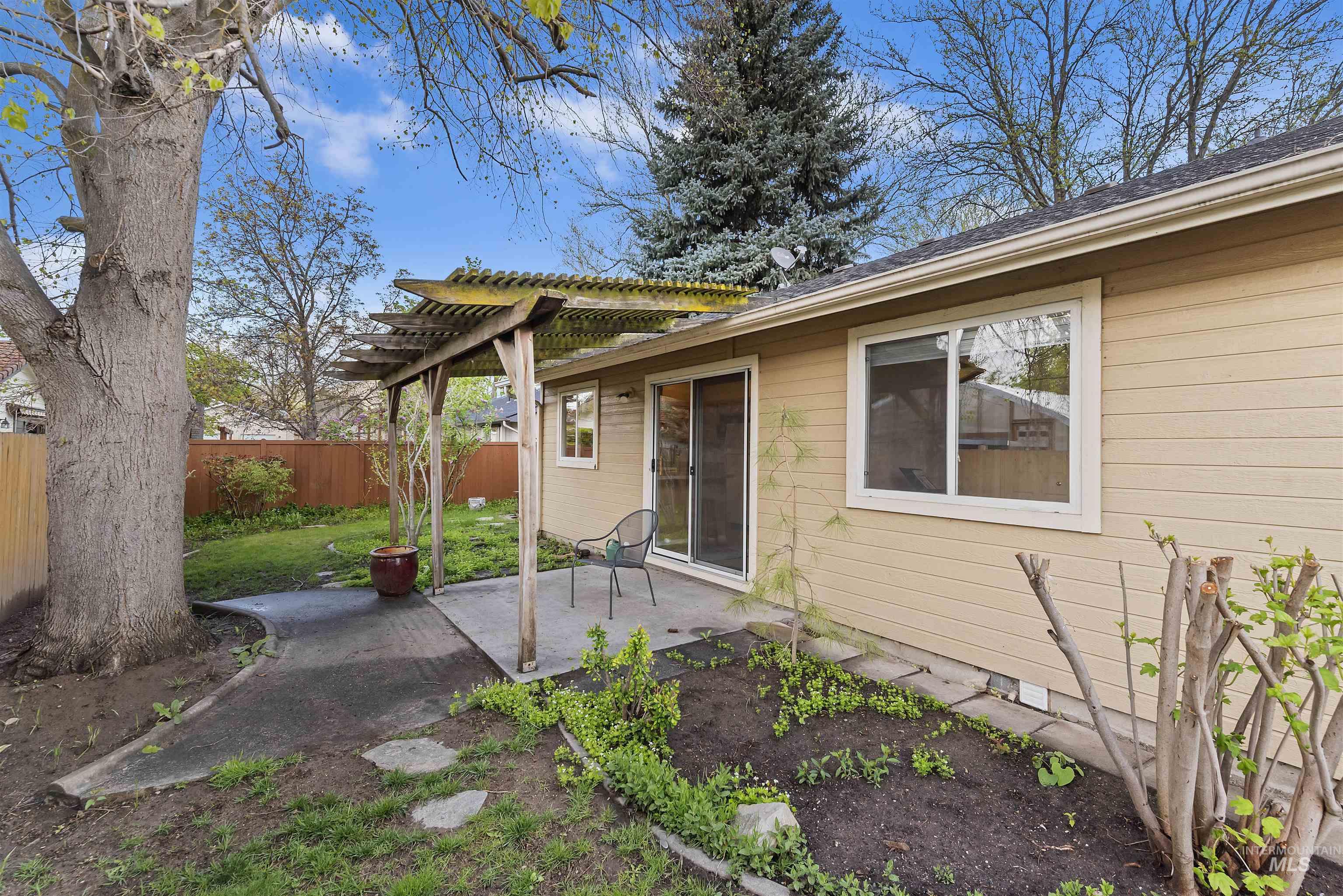 5185 Castle Hill Way, Boise, Idaho 83703, 3 Bedrooms, 2 Bathrooms, Residential For Sale, Price $474,900, 98982134