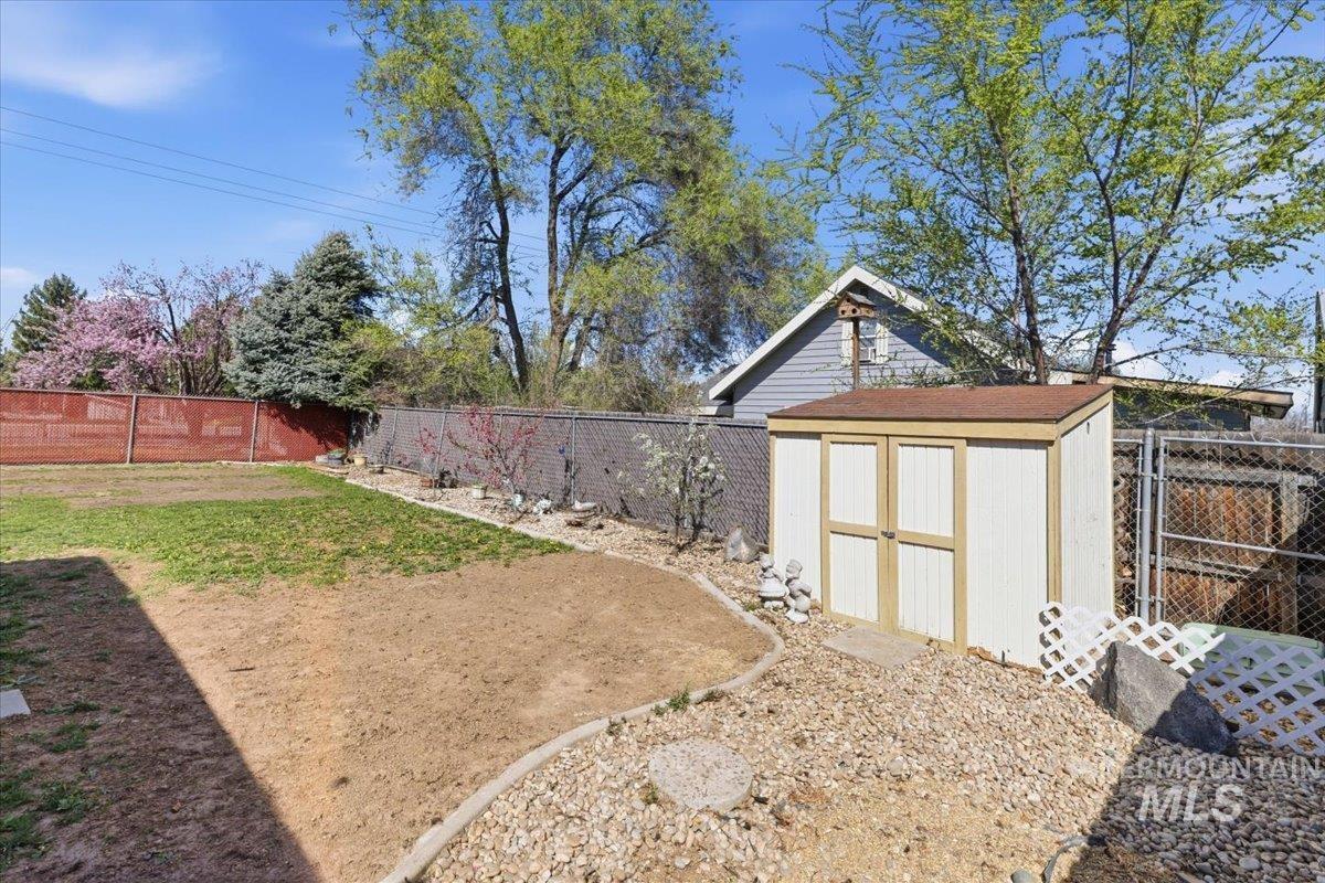 1532 W Chateau Ave, Meridian, Idaho 83646, 3 Bedrooms, 2 Bathrooms, Residential For Sale, Price $395,000, 98982156