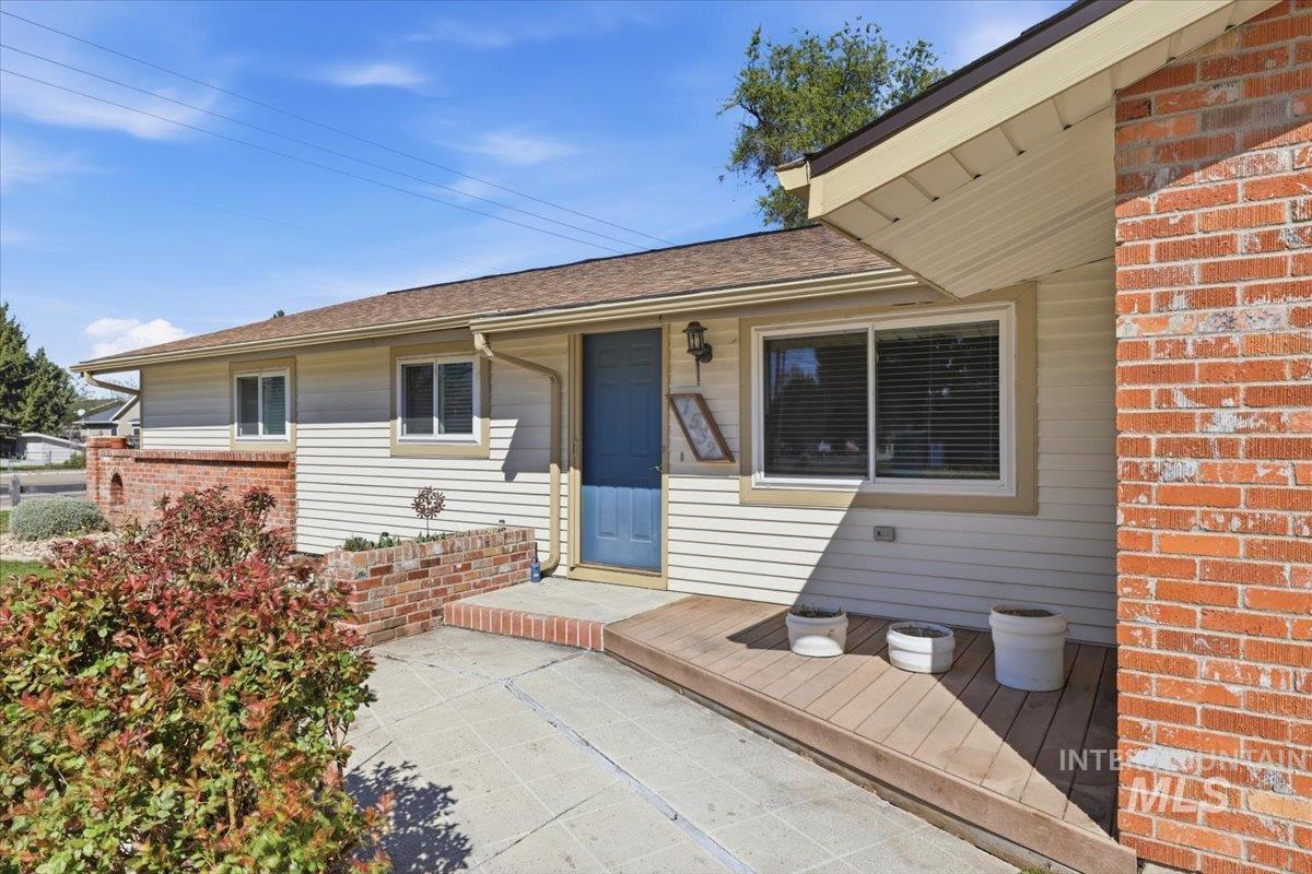 1532 W Chateau Ave, Meridian, Idaho 83646, 3 Bedrooms, 2 Bathrooms, Residential For Sale, Price $395,000, 98982156