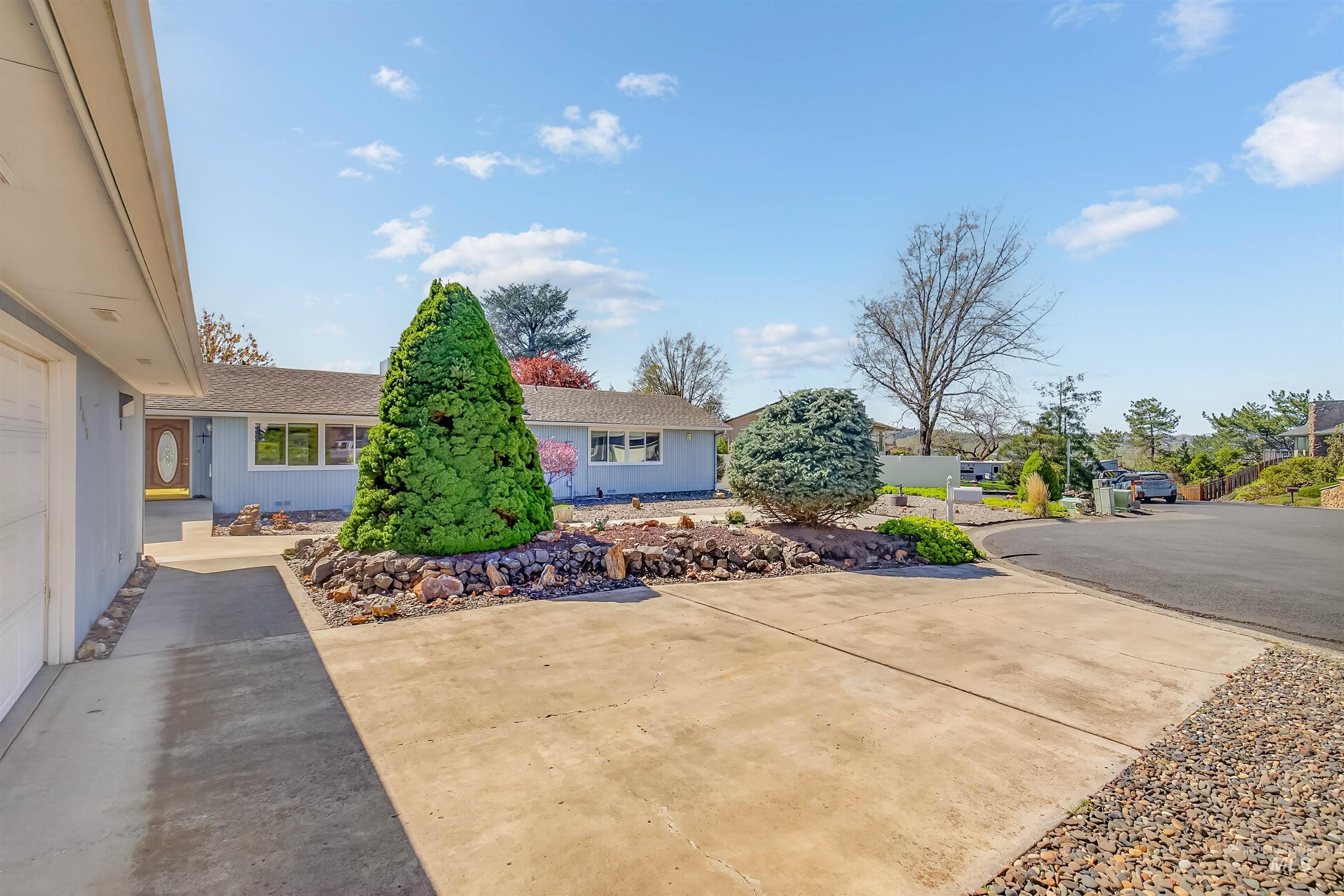 3650 Country Club Court, Lewiston, Idaho 83501, 3 Bedrooms, 2 Bathrooms, Residential For Sale, Price $460,000, 98982184