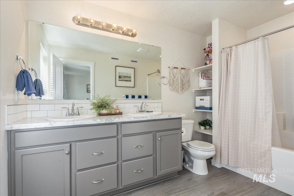 2329 E Spice Loop UNIT #1, Nampa, Idaho 83687, 3 Bedrooms, 3 Bathrooms, Residential Income For Sale, Price $330,000,MLS 98982191