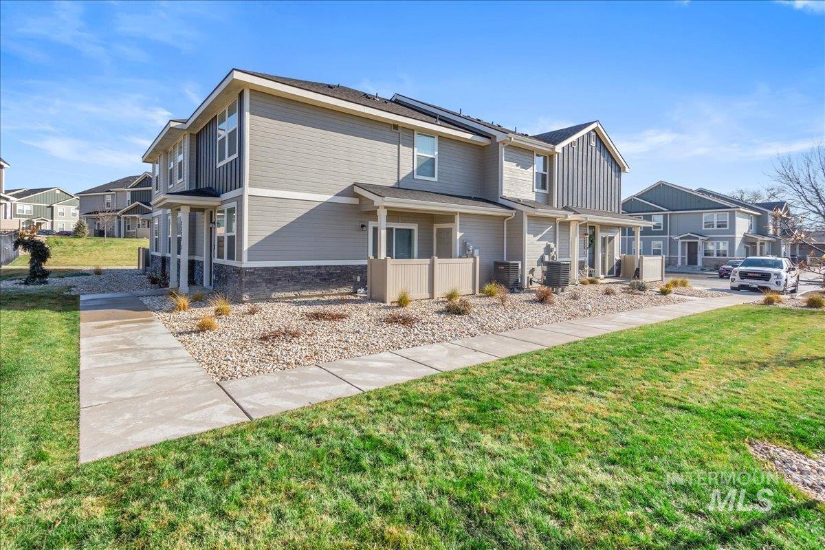 2329 E Spice Loop UNIT #1, Nampa, Idaho 83687, 3 Bedrooms, 3 Bathrooms, Residential Income For Sale, Price $330,000,MLS 98982191