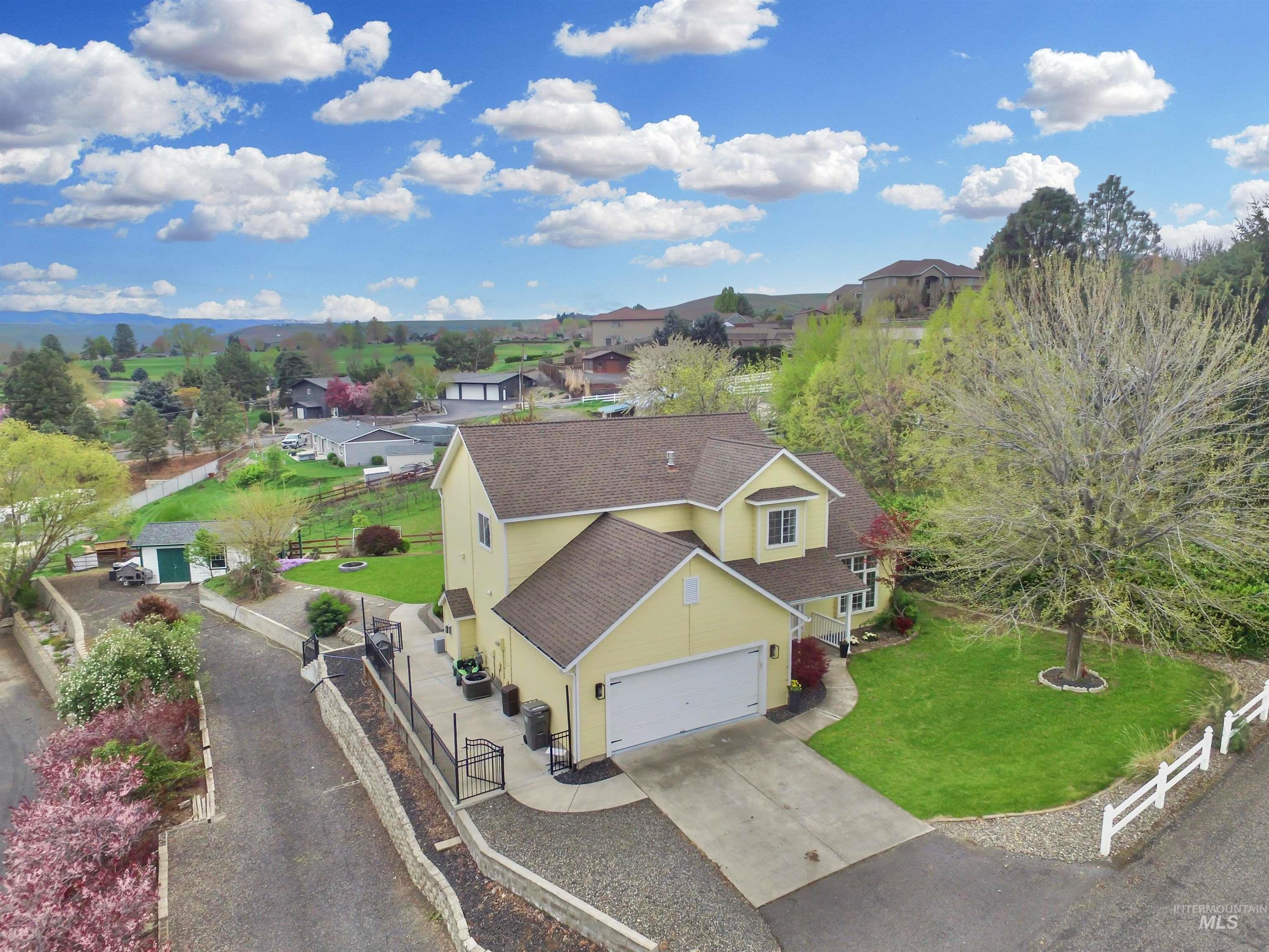 3405 Quailwood Court, Clarkston, Washington 99403, 3 Bedrooms, 2.5 Bathrooms, Residential For Sale, Price $519,000,MLS 98982239