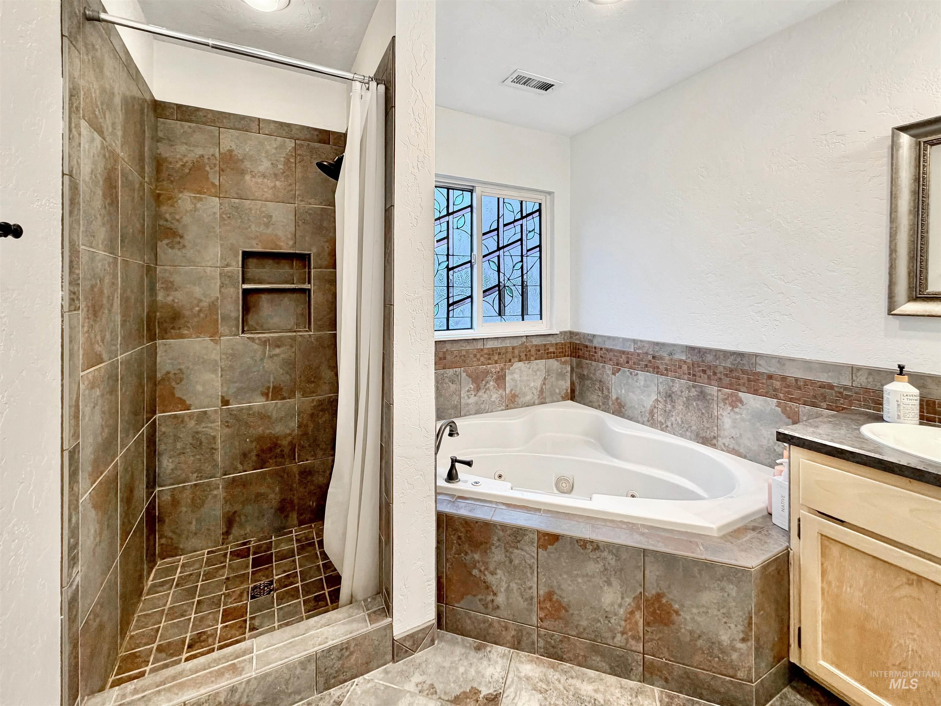 3405 Quailwood Court, Clarkston, Washington 99403, 3 Bedrooms, 2.5 Bathrooms, Residential For Sale, Price $519,000,MLS 98982239